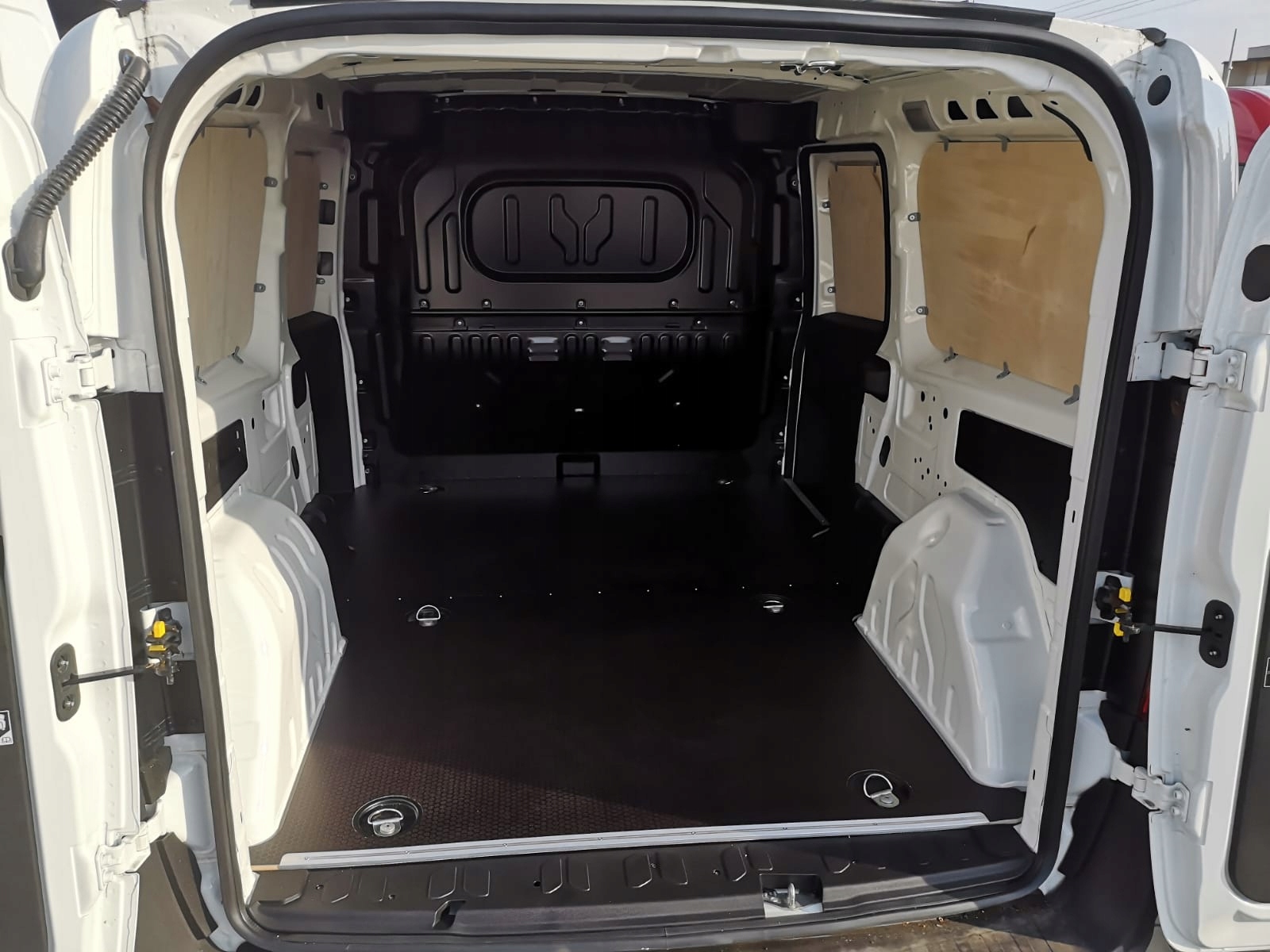 Boki do Volkswagen Caddy 2015-2020 L1H1 sklejka surowa-1