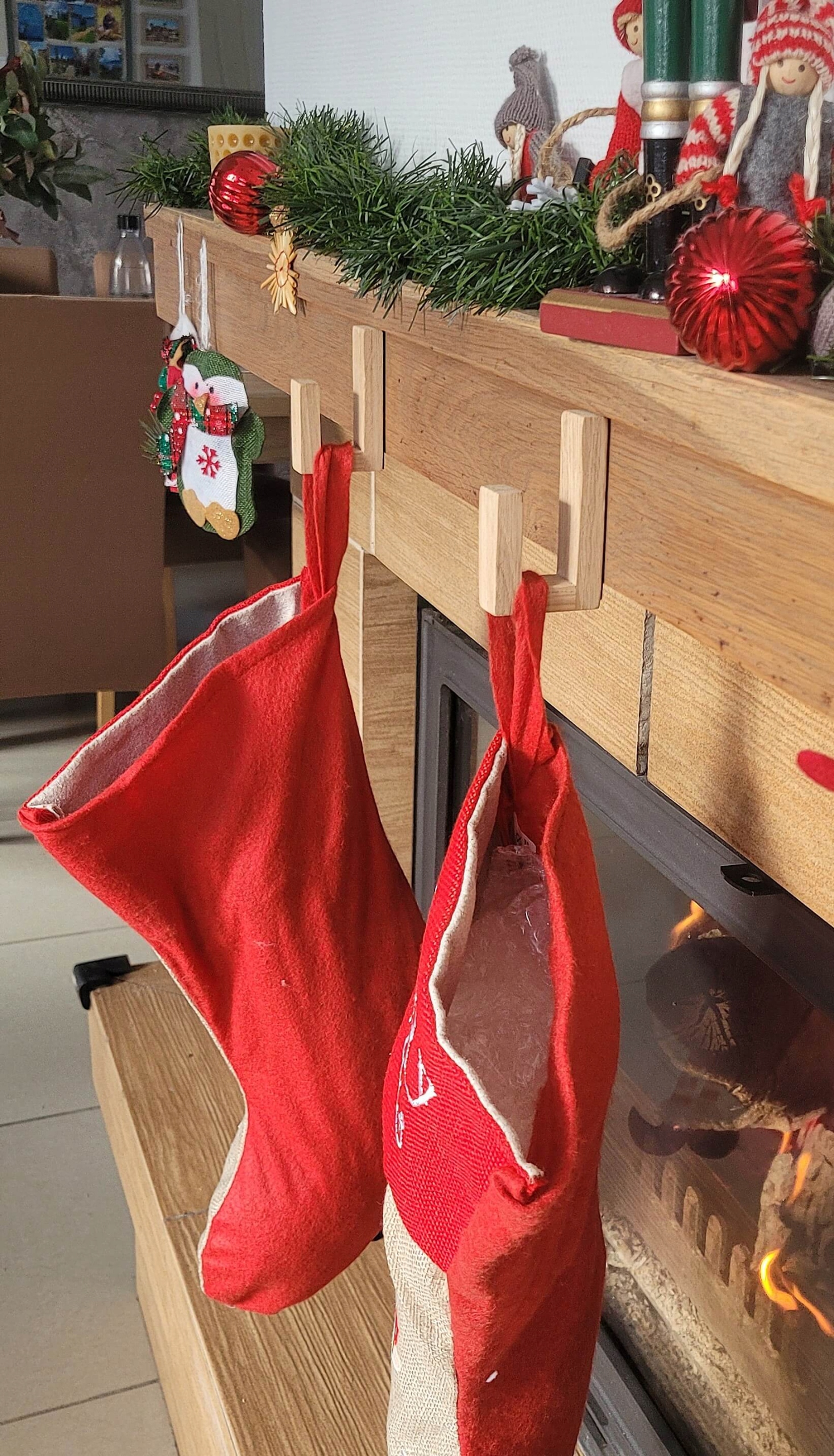 Wieszak Drewniany Samoprzylepny na Skarpety Mikołaja Kominek Dekoracje