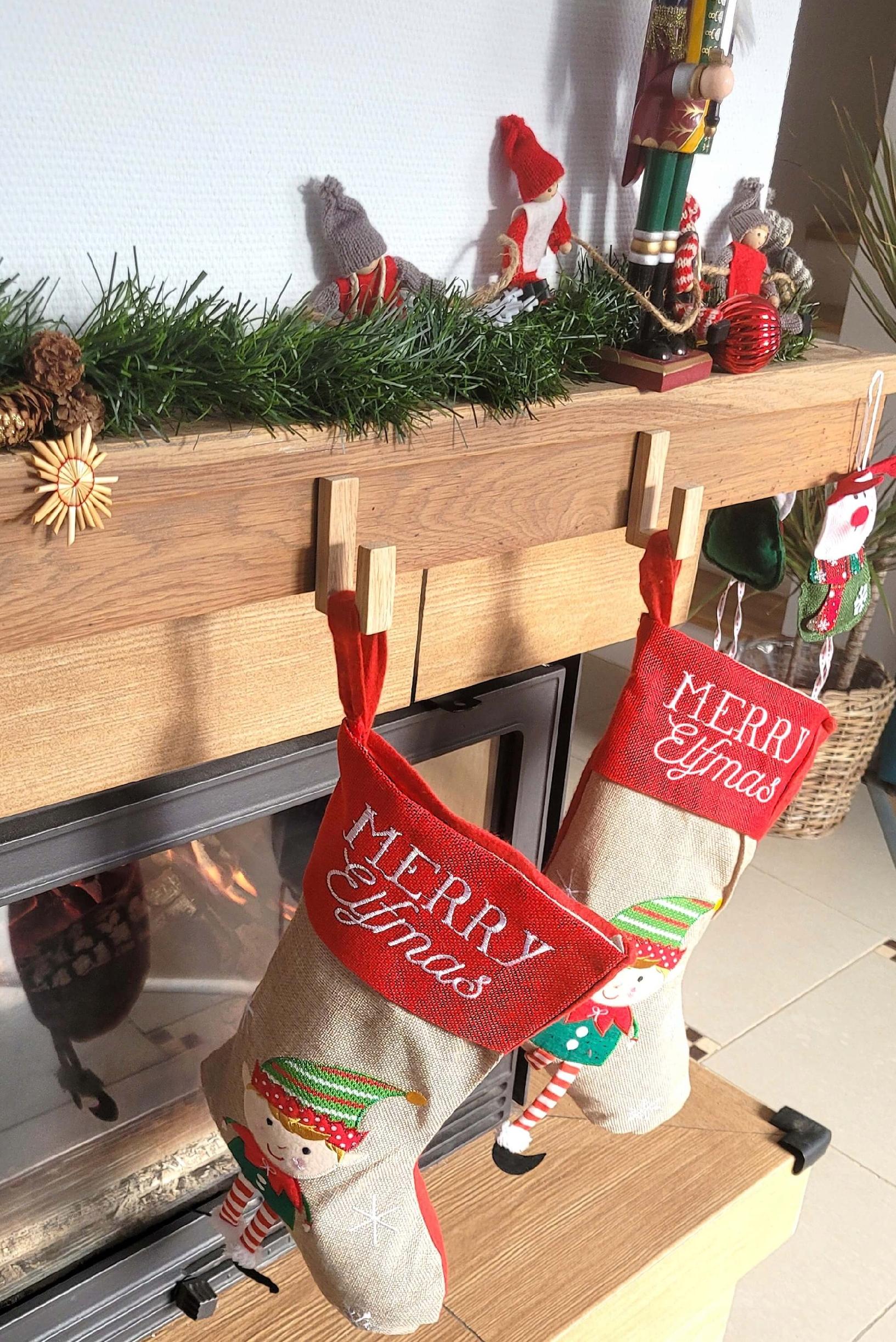 Wieszak Drewniany Samoprzylepny na Skarpety Mikołaja Kominek Dekoracje