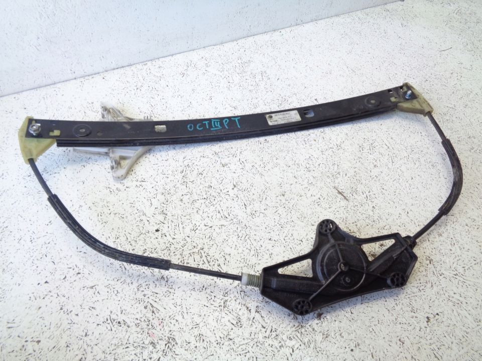 PODNOŚNIK SZYBY PRAWY TYŁ SKODA OCTAVIA III KOMBI 5E0839462