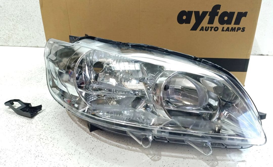 Peugeot 301 13-17 REFLEKTOR LAMPA PRZÓD PRAWY