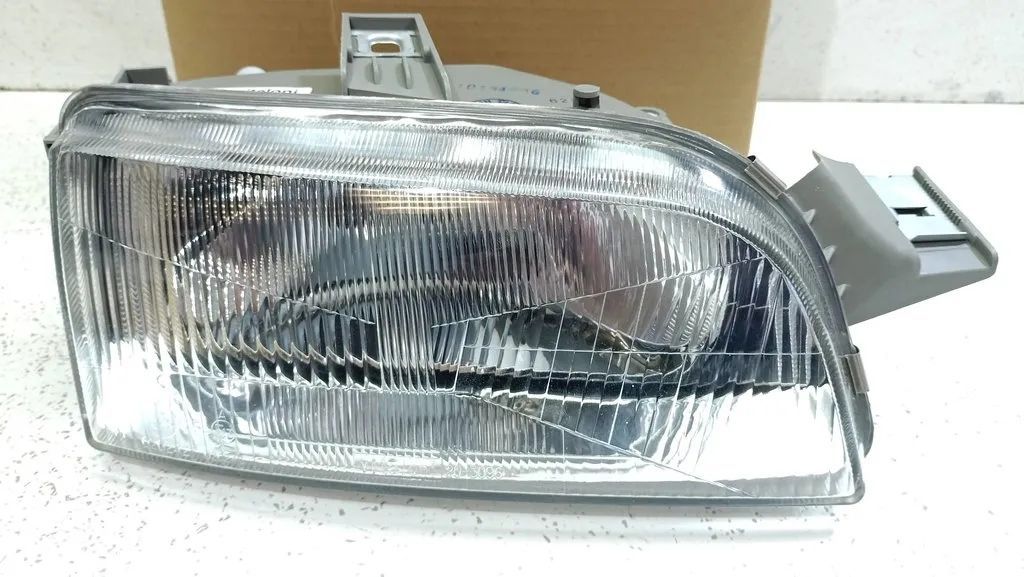 FIAT PUNTO I 1993-1999 REFLEKTOR LAMPA PRZÓD PRAWA PRZÓD PRAWY