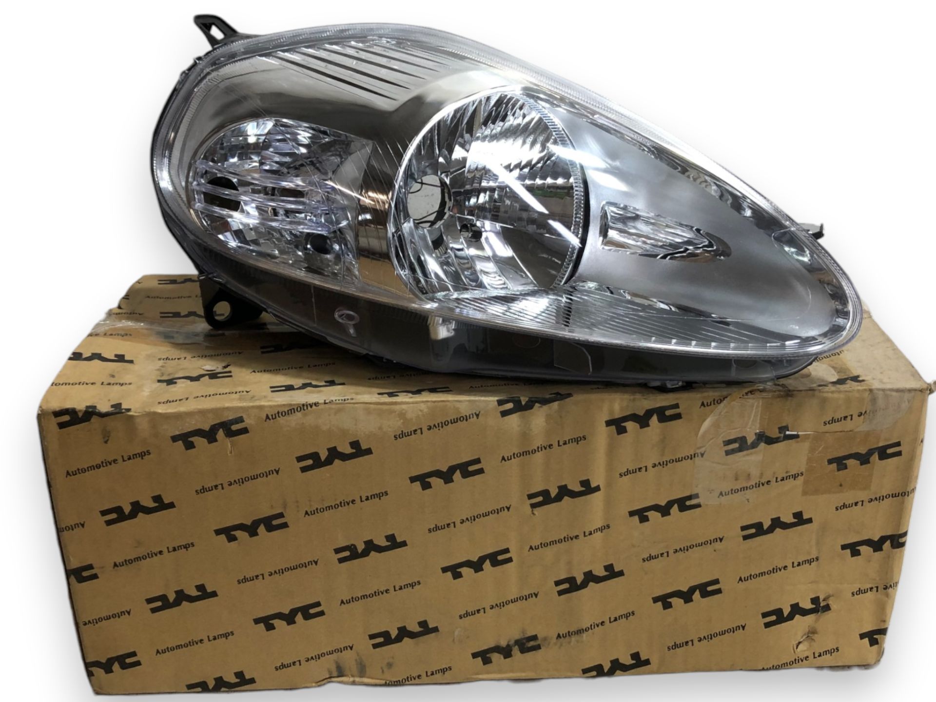 FIAT Grande Punto 01.2009-02.2012 Reflektor lampa przód przedni prawy