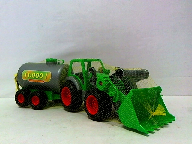 Farmer-technik traktor z cysterna w siatce 8794.