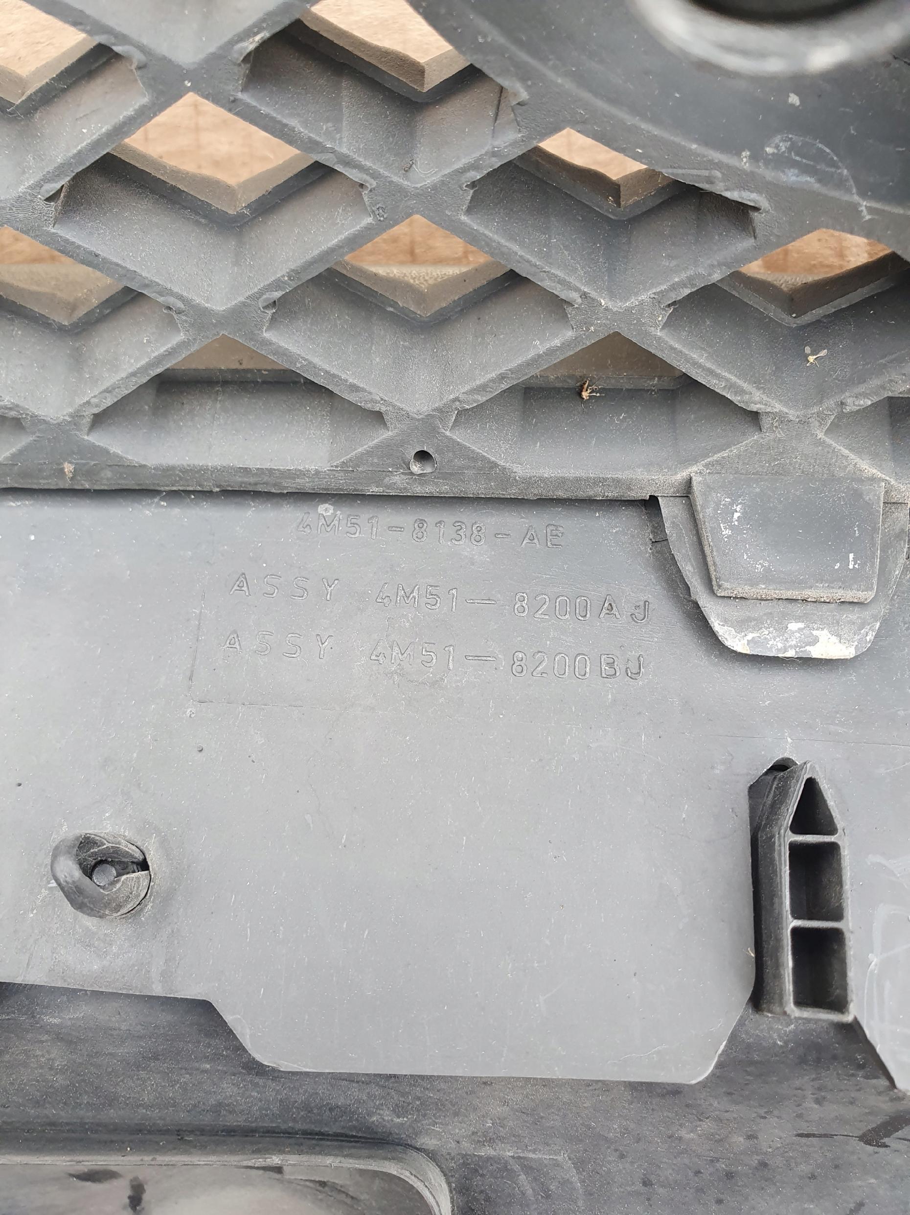 Grill Atrapa Chłodnicy Zderzaka Znaczek Ford Focus Mk2 4M518C436A 4M518138A