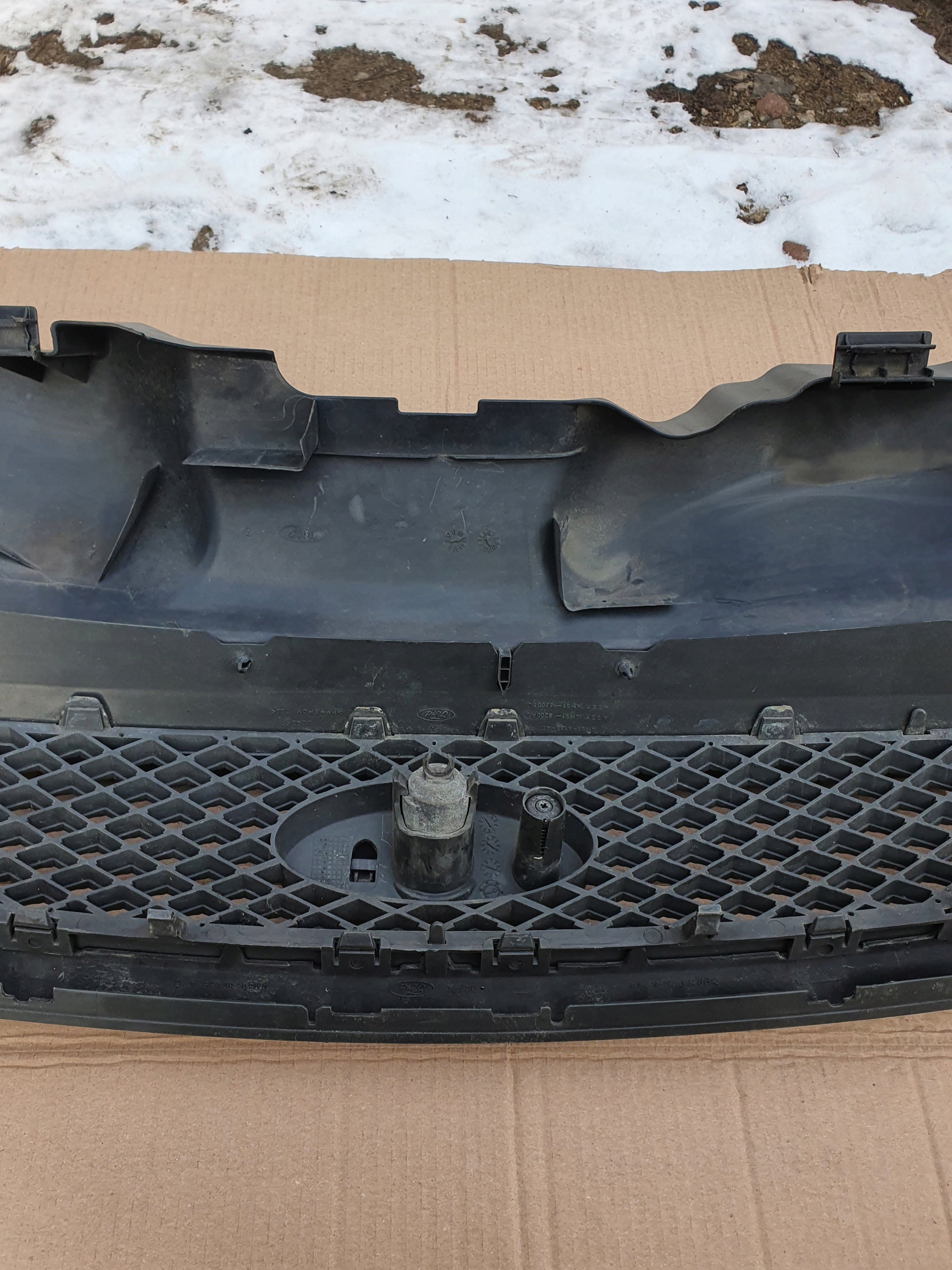 Grill Atrapa Chłodnicy Zderzaka Znaczek Ford Focus Mk2 4M518C436A 4M518138A