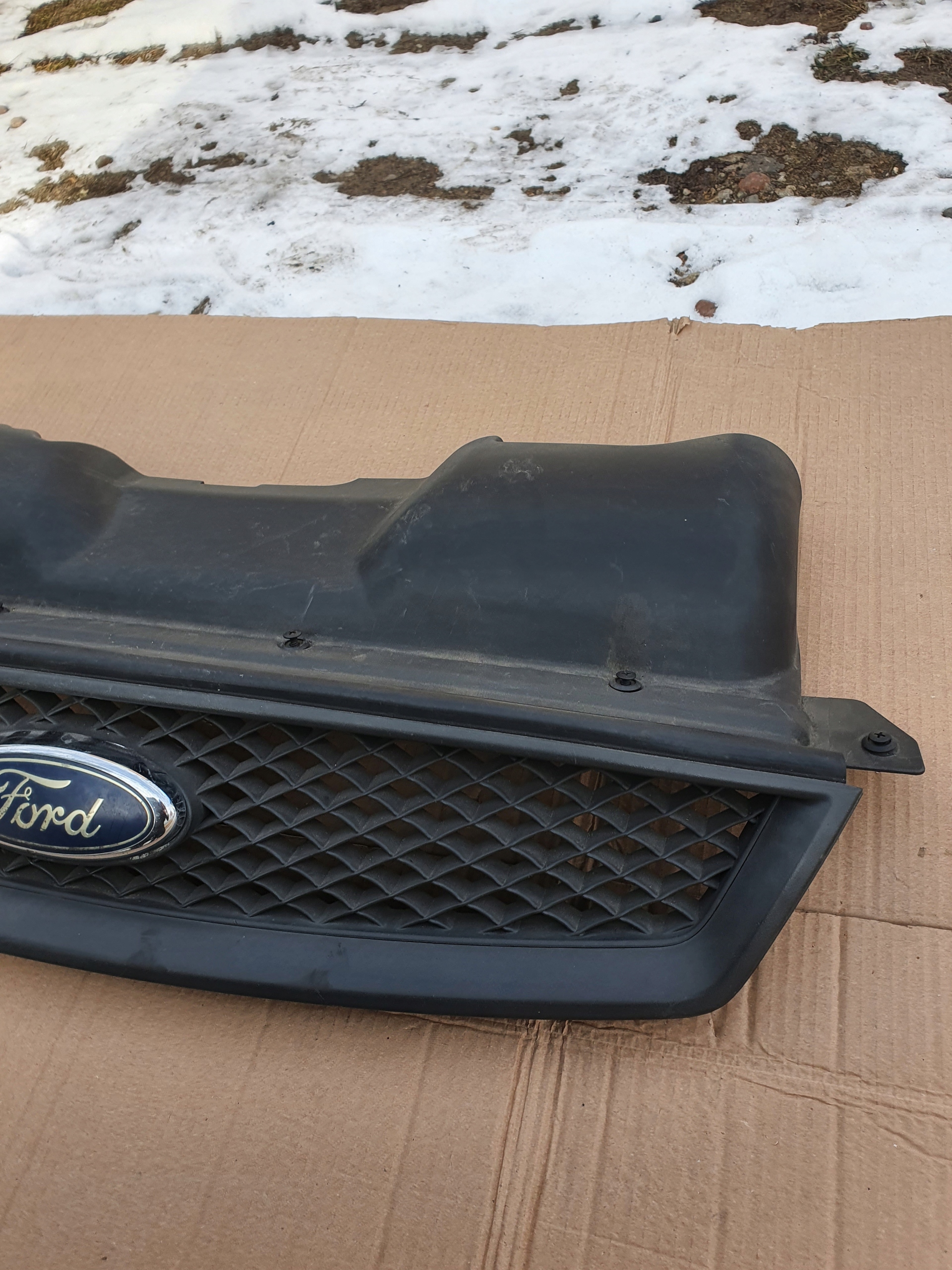 Grill Atrapa Chłodnicy Zderzaka Znaczek Ford Focus Mk2 4M518C436A 4M518138A