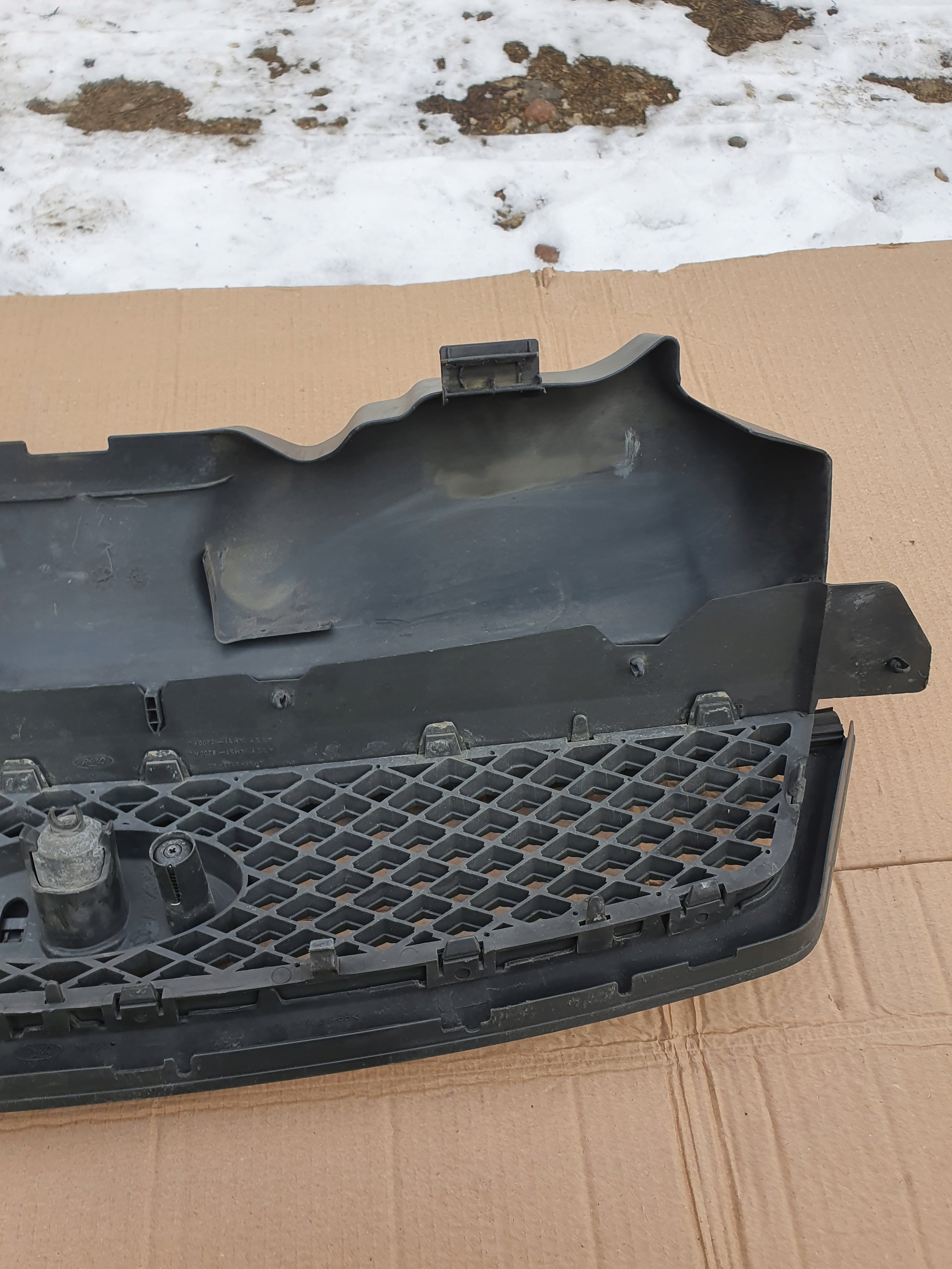 Grill Atrapa Chłodnicy Zderzaka Znaczek Ford Focus Mk2 4M518C436A 4M518138A