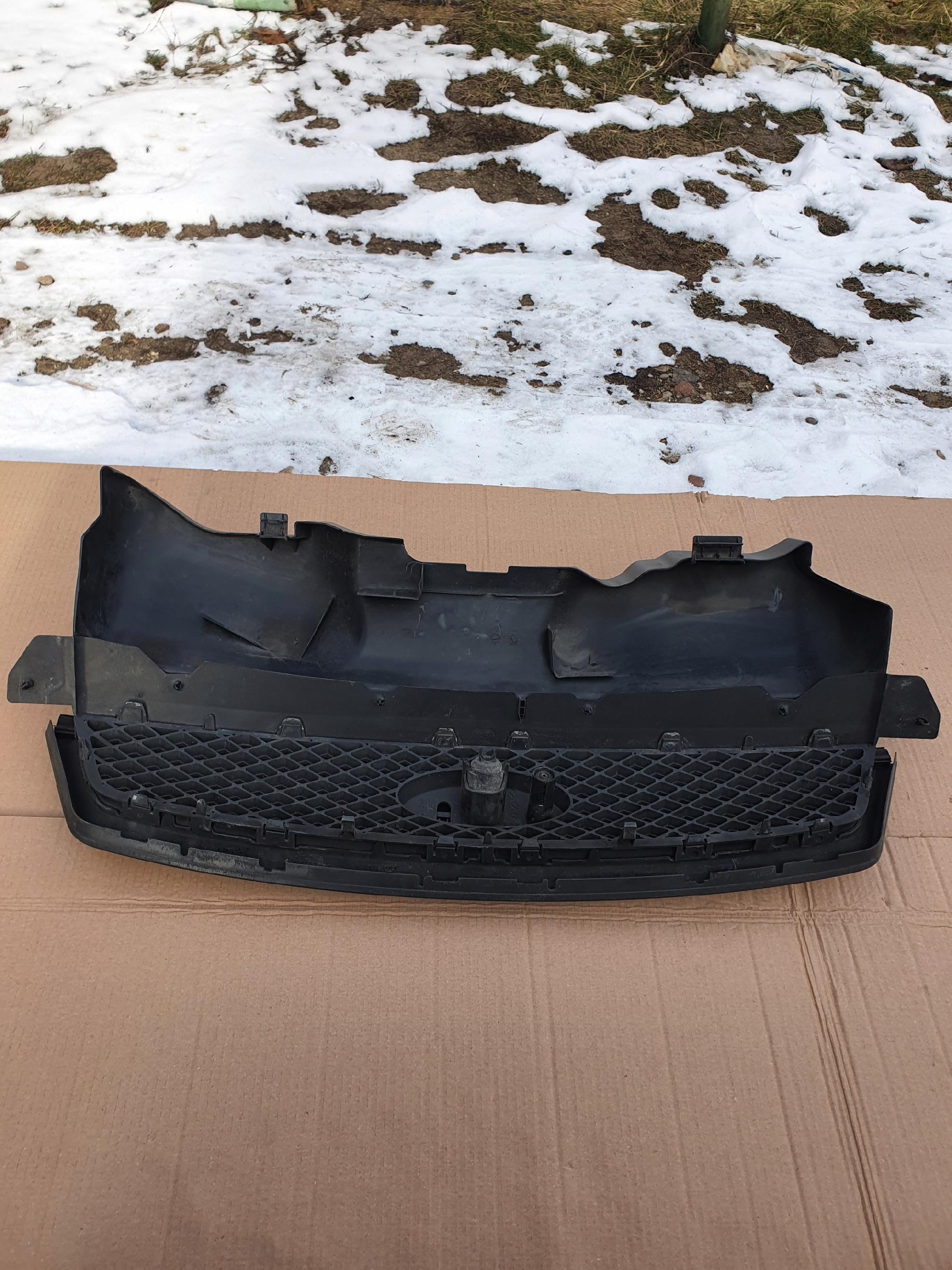 Grill Atrapa Chłodnicy Zderzaka Znaczek Ford Focus Mk2 4M518C436A 4M518138A