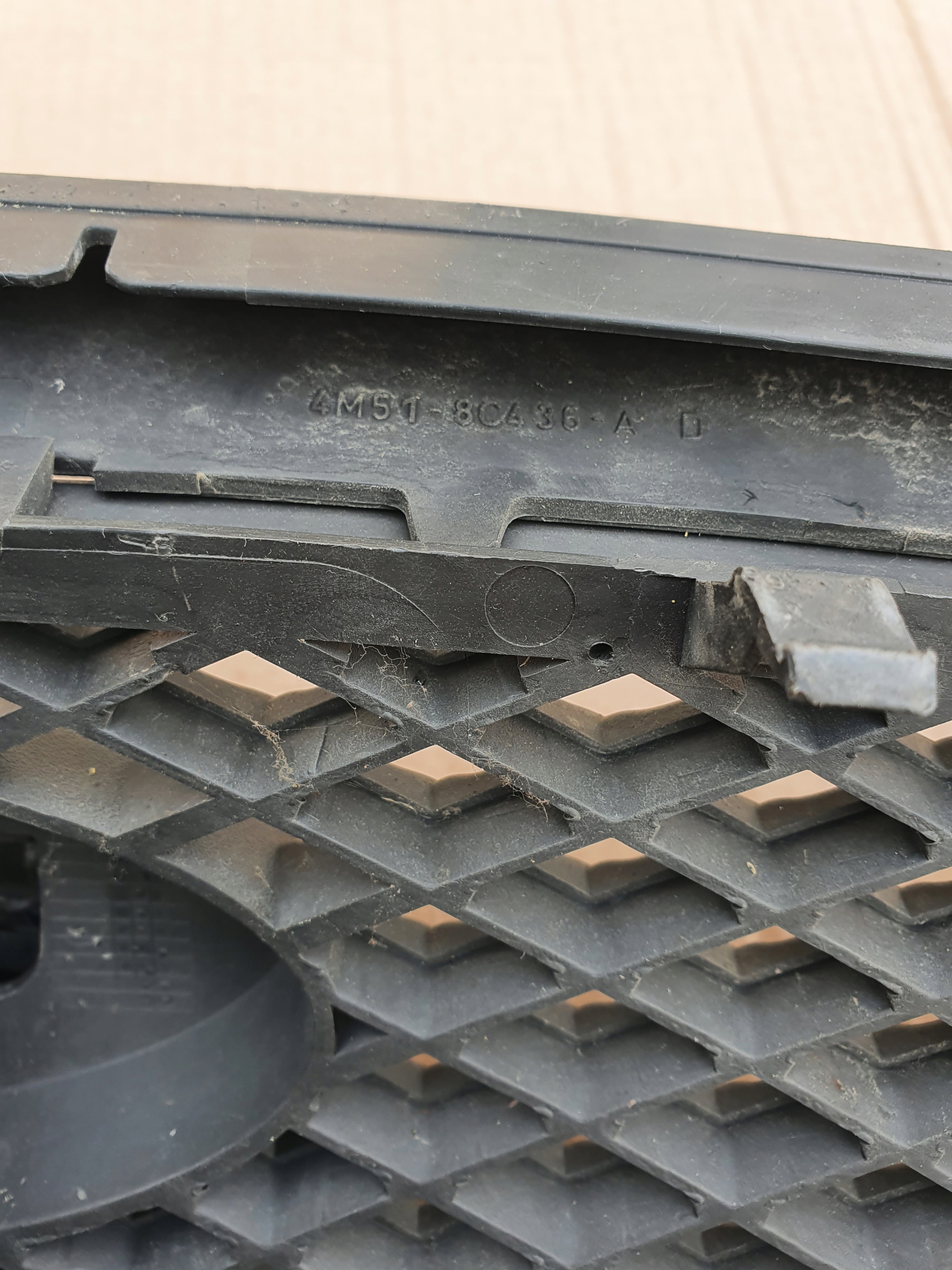 Grill Atrapa Chłodnicy Zderzaka Znaczek Ford Focus Mk2 4M518C436A 4M518138A