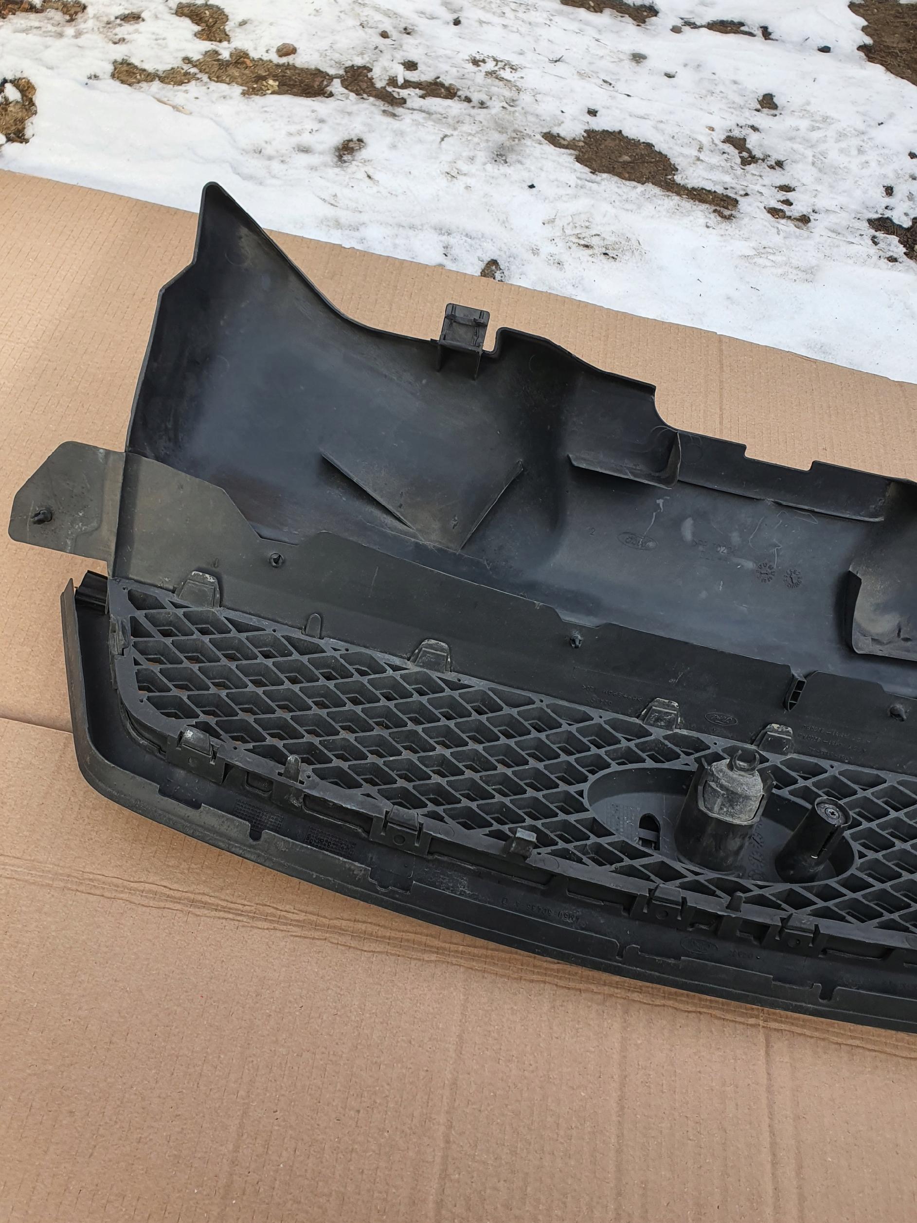 Grill Atrapa Chłodnicy Zderzaka Znaczek Ford Focus Mk2 4M518C436A 4M518138A