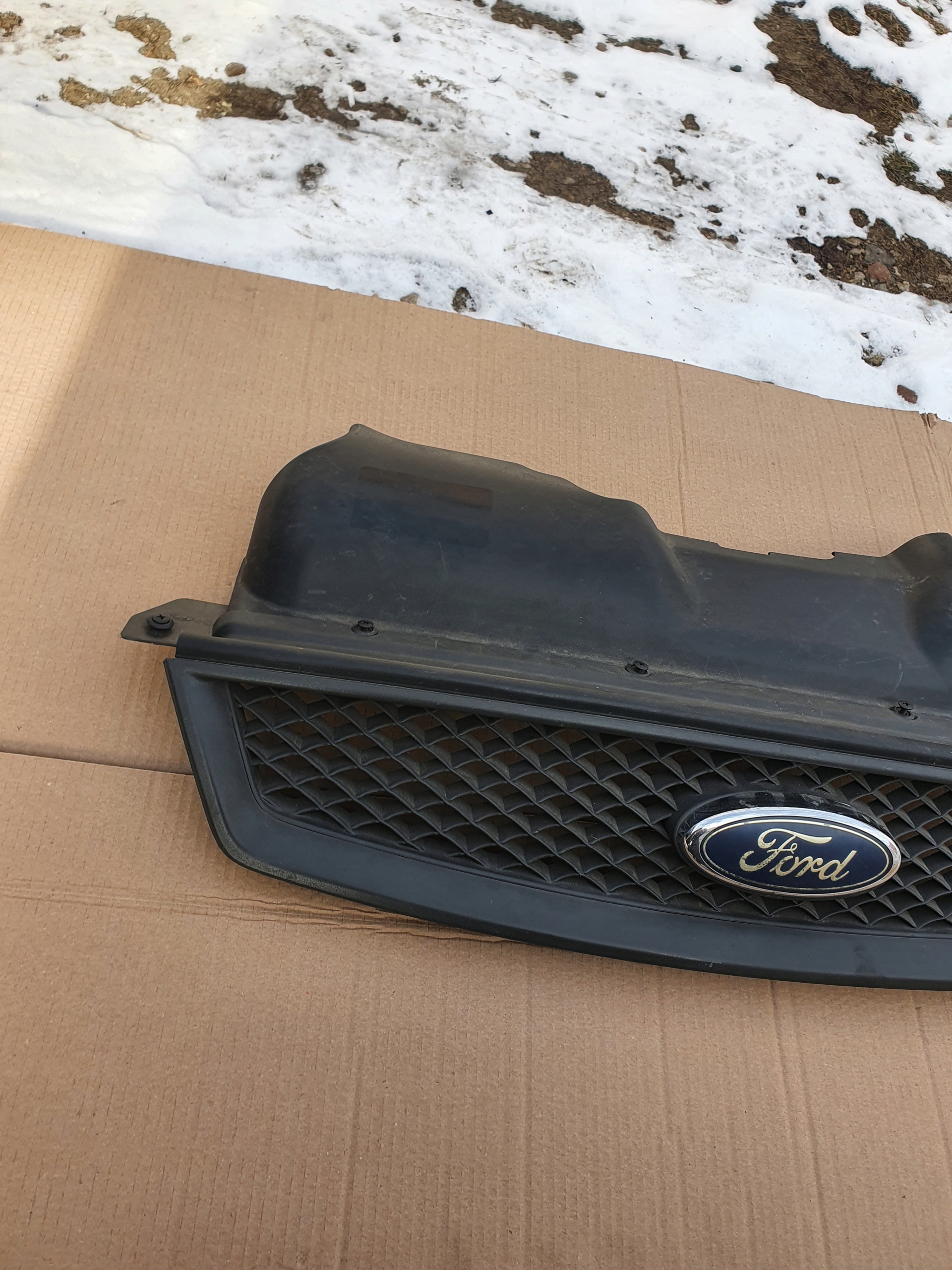 Grill Atrapa Chłodnicy Zderzaka Znaczek Ford Focus Mk2 4M518C436A 4M518138A