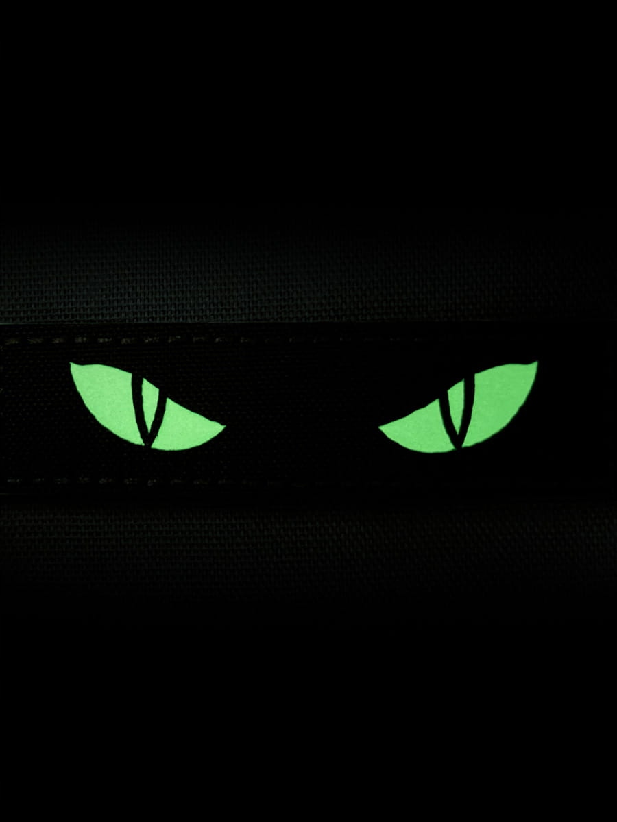 Zbliżenie na naszywkę Cat Eyes