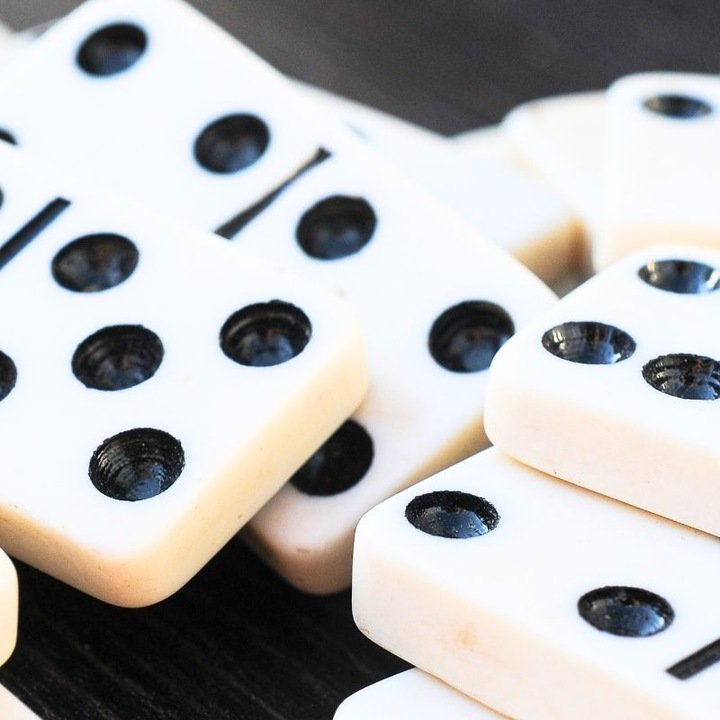 GRA DOMINO LOGICZNA DO ZABAWY EDUKACYJNA PODRÓŻNA 28 ELEMENTÓW RODZINNA