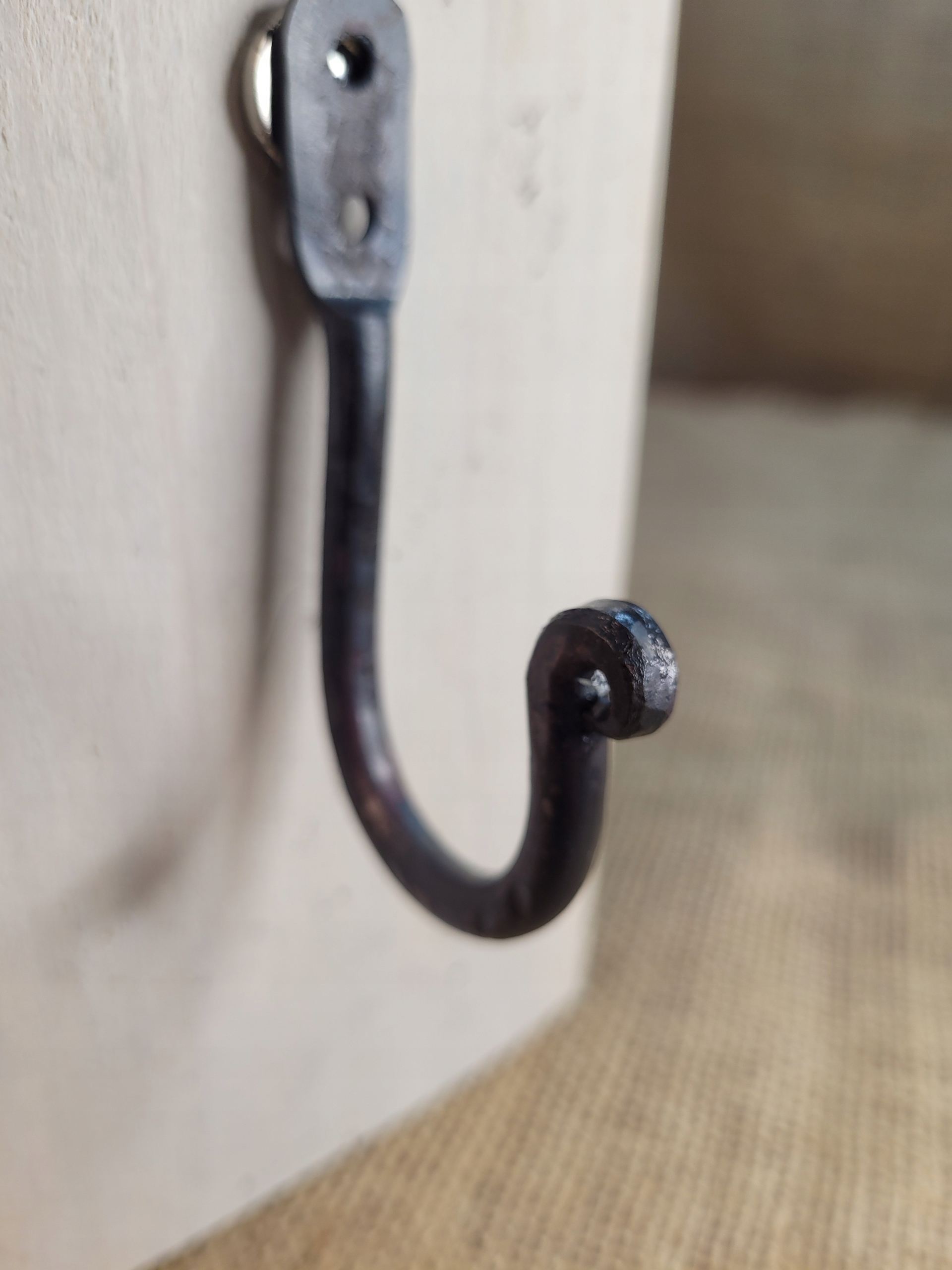 Wieszak na ubrania kuty seria Pchełka surowa