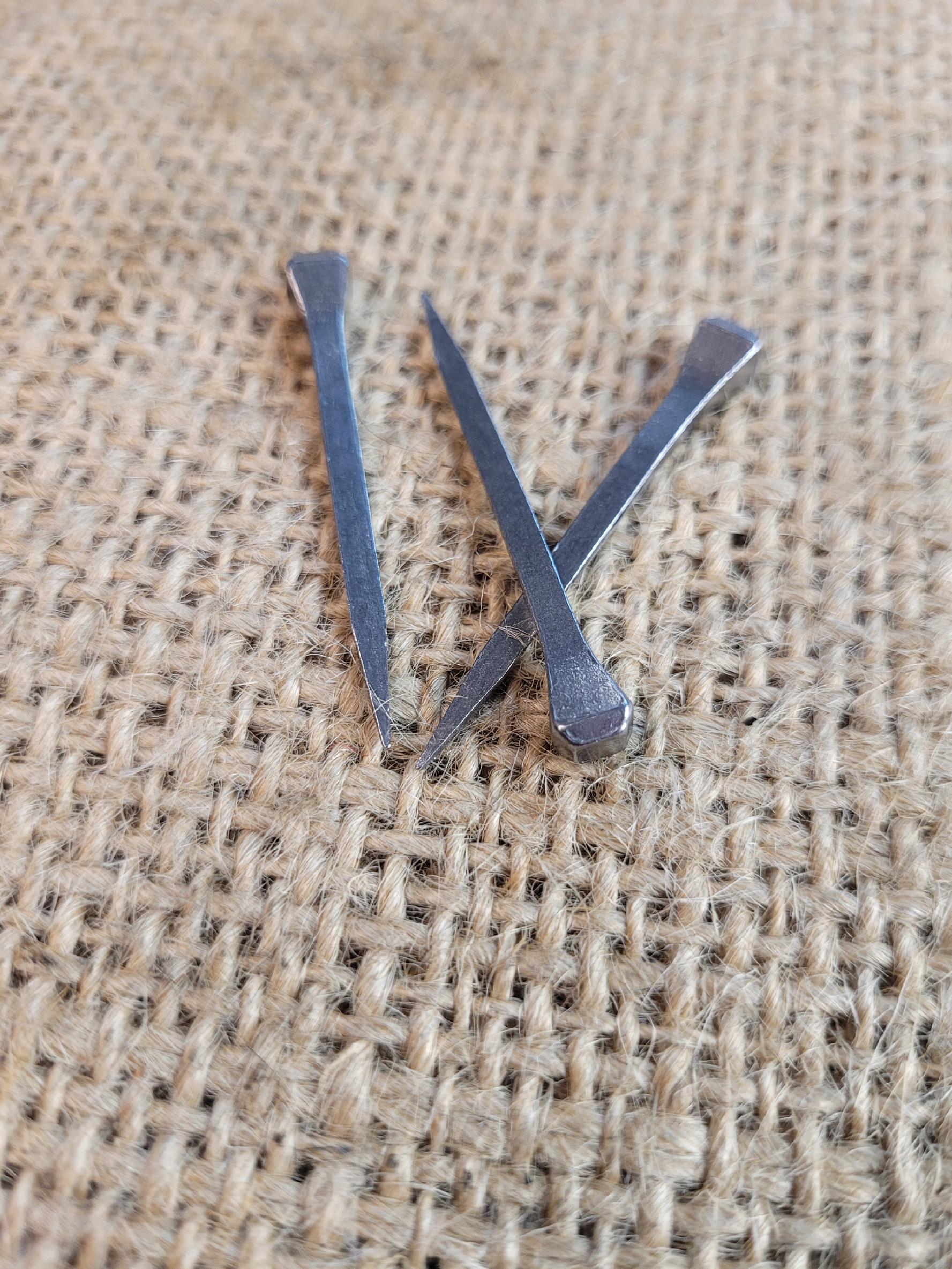 Kute gwoździe do wieszaków na klucze itp 10 sztuk mniejsze 45 mm surowe