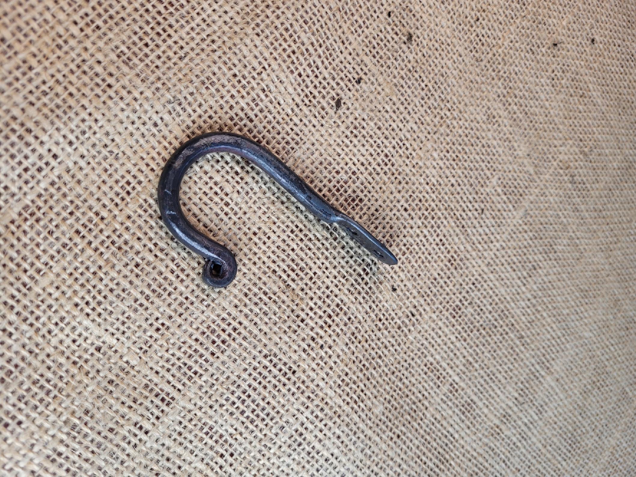 Wieszak na ubrania kuty seria Pchełka surowa