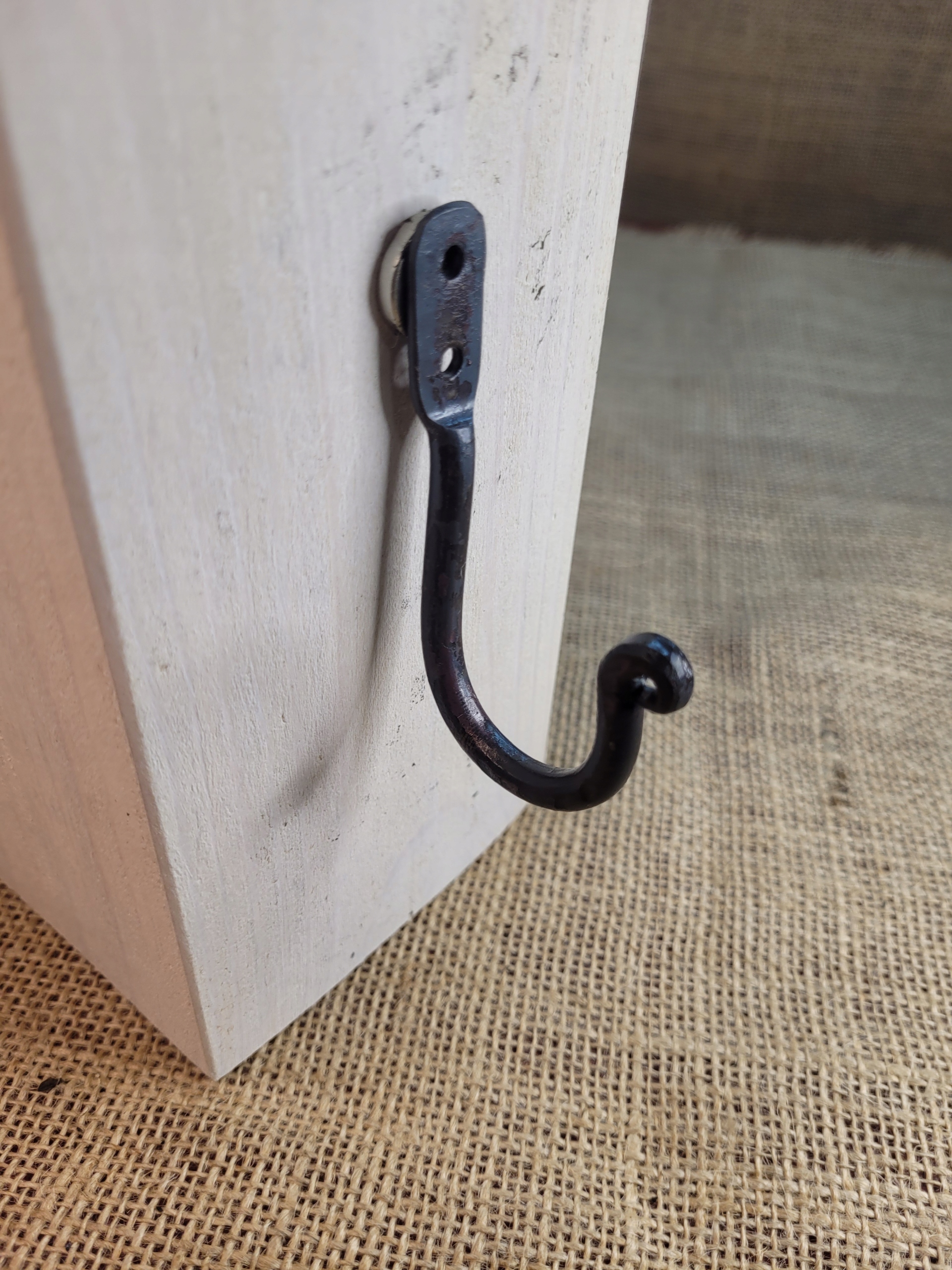 Wieszak na ubrania kuty seria Pchełka surowa