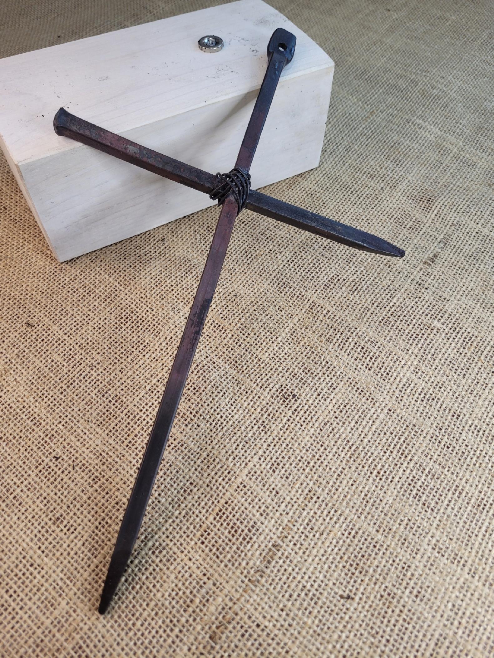 Stalowy kuty krzyż rustykalny z węzłem stalowym 30 cm