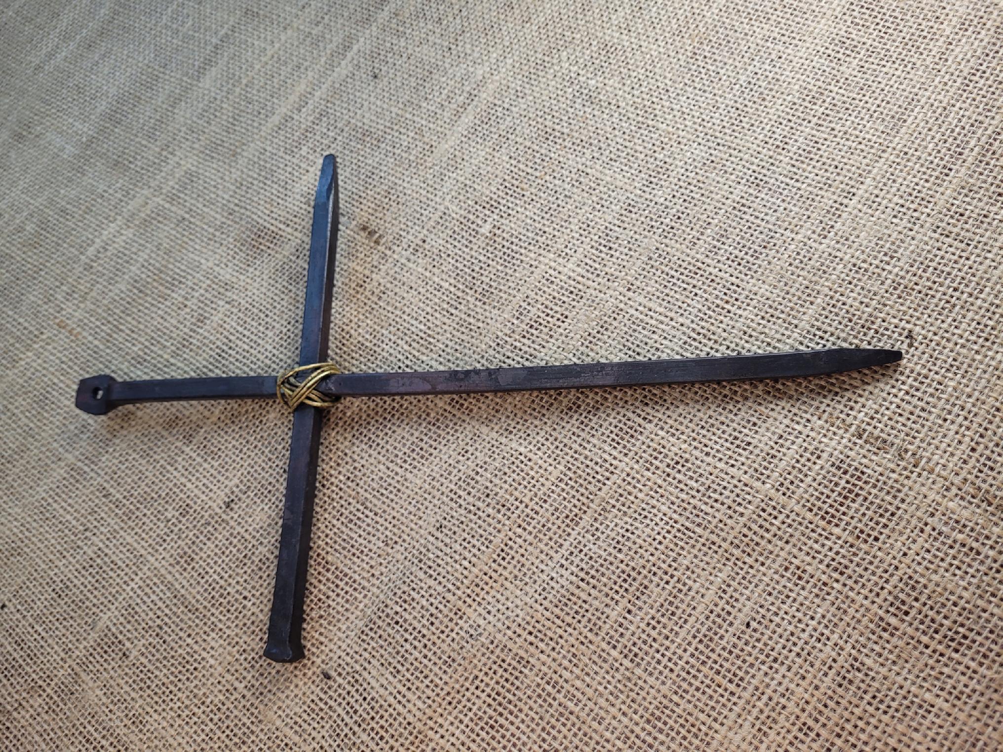 Stalowy kuty krzyż rustykalny z węzłem mosiężnym 30 cm