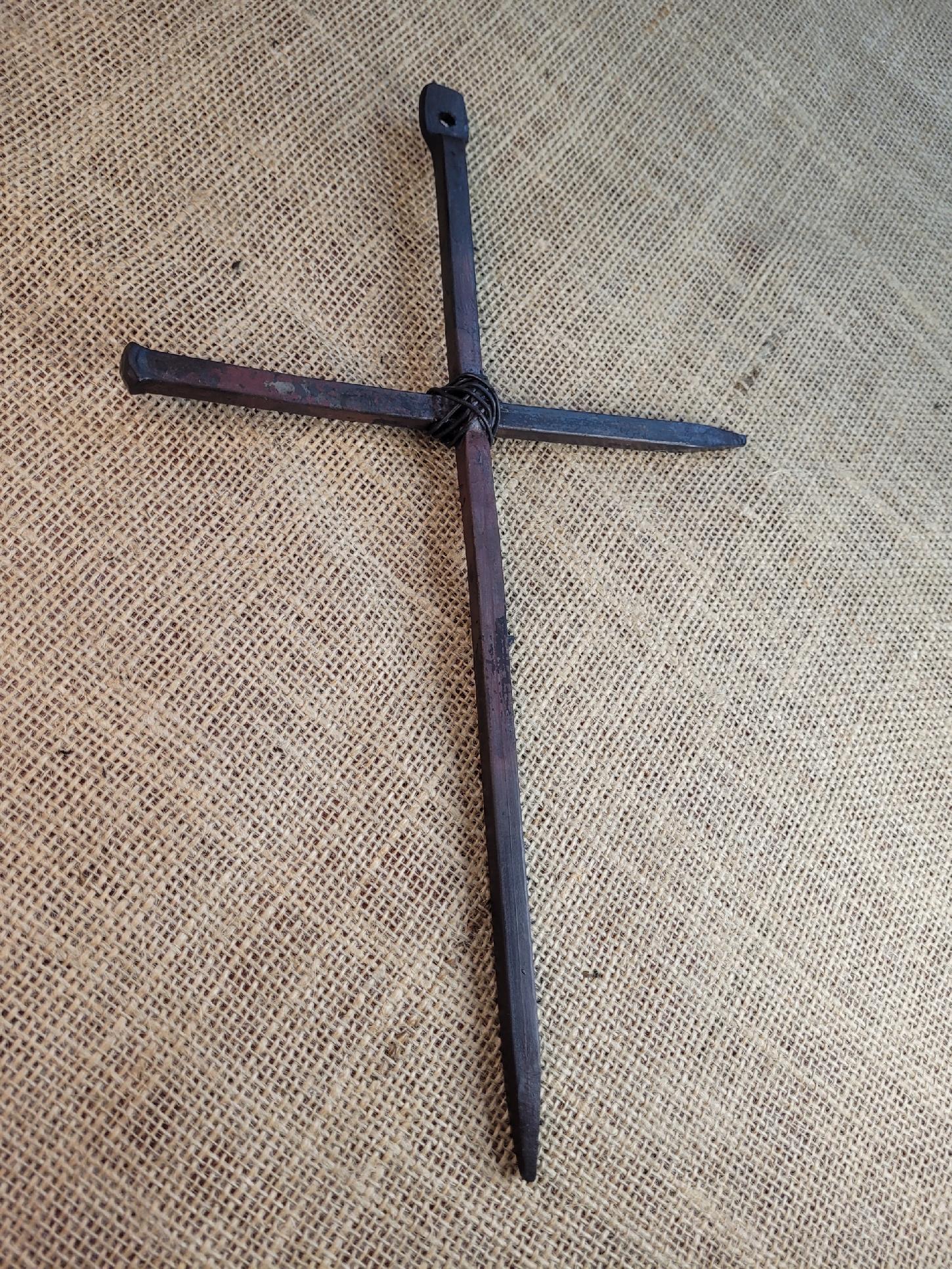 Stalowy kuty krzyż rustykalny z węzłem stalowym 30 cm