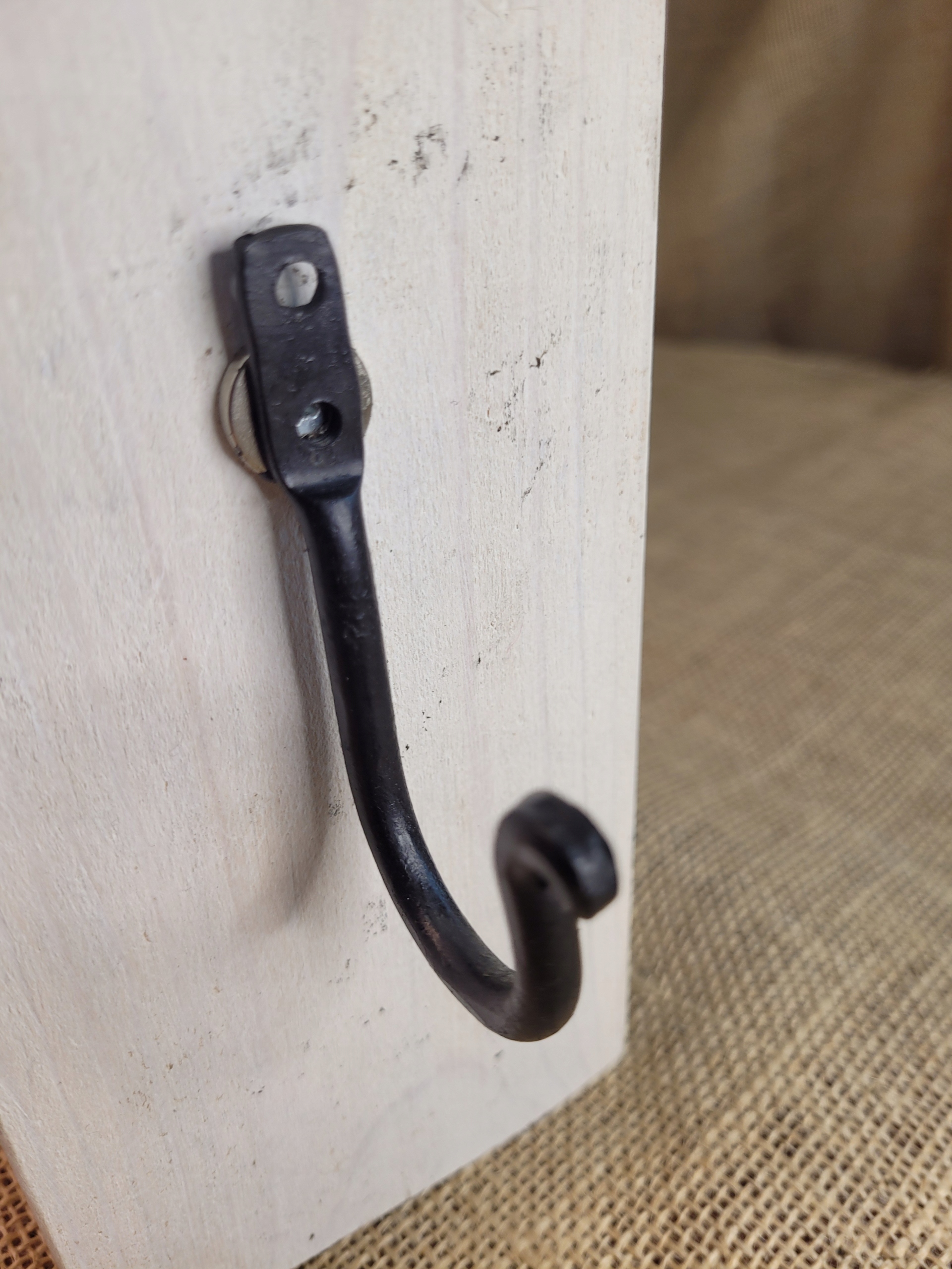 Wieszak na ubrania kuty seria Pchełka z wkrętami 25 mm