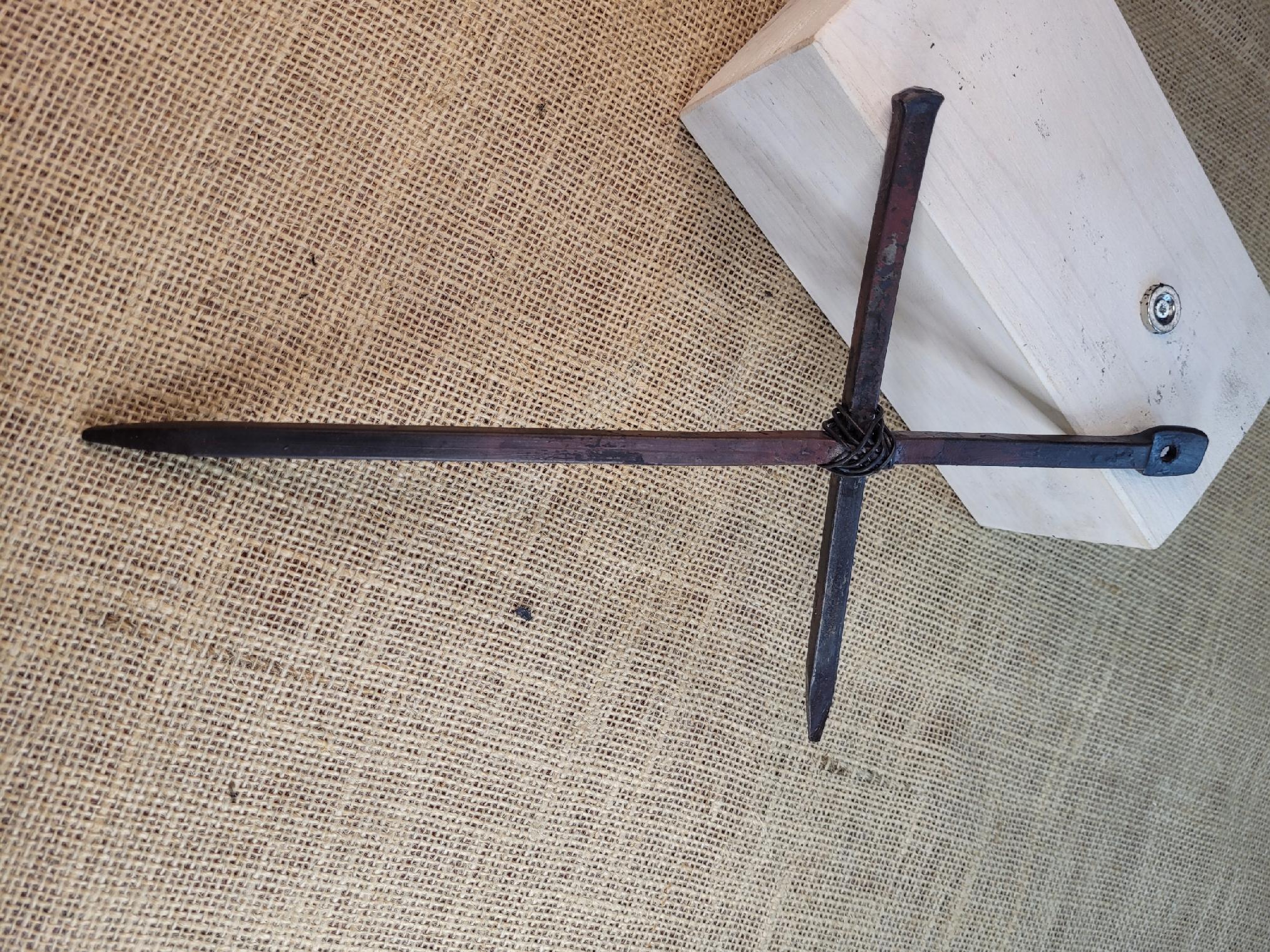 Stalowy kuty krzyż rustykalny z węzłem stalowym 30 cm