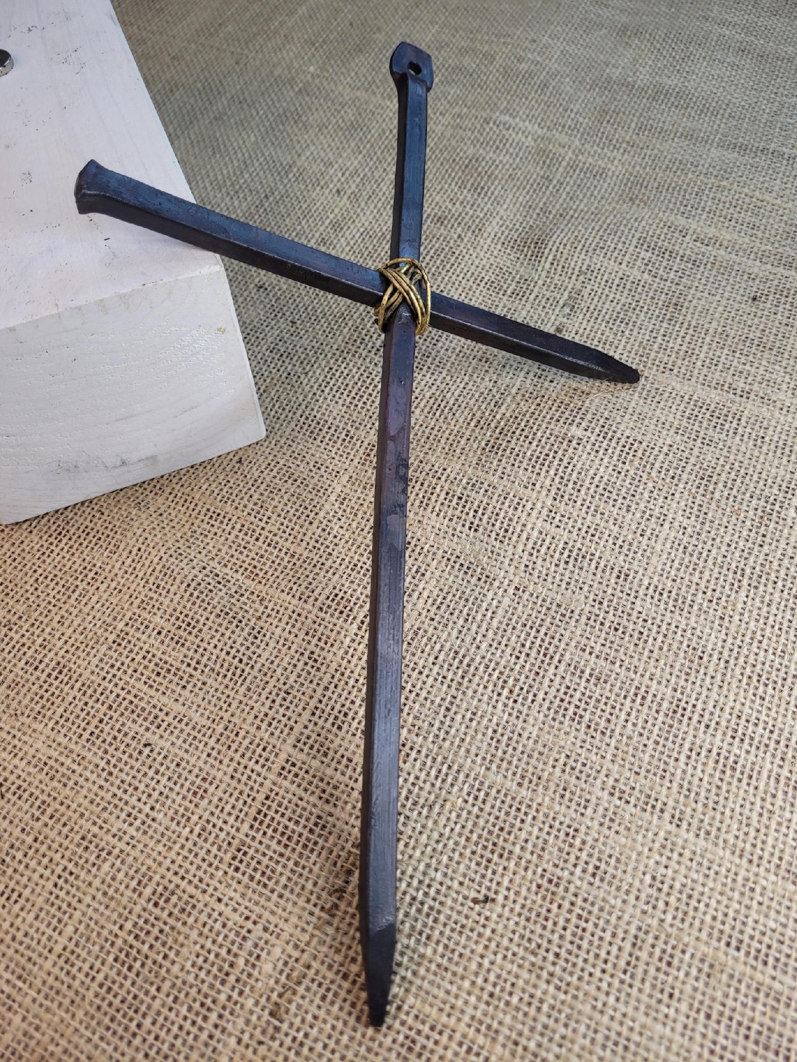 Stalowy kuty krzyż rustykalny z węzłem mosiężnym 30 cm