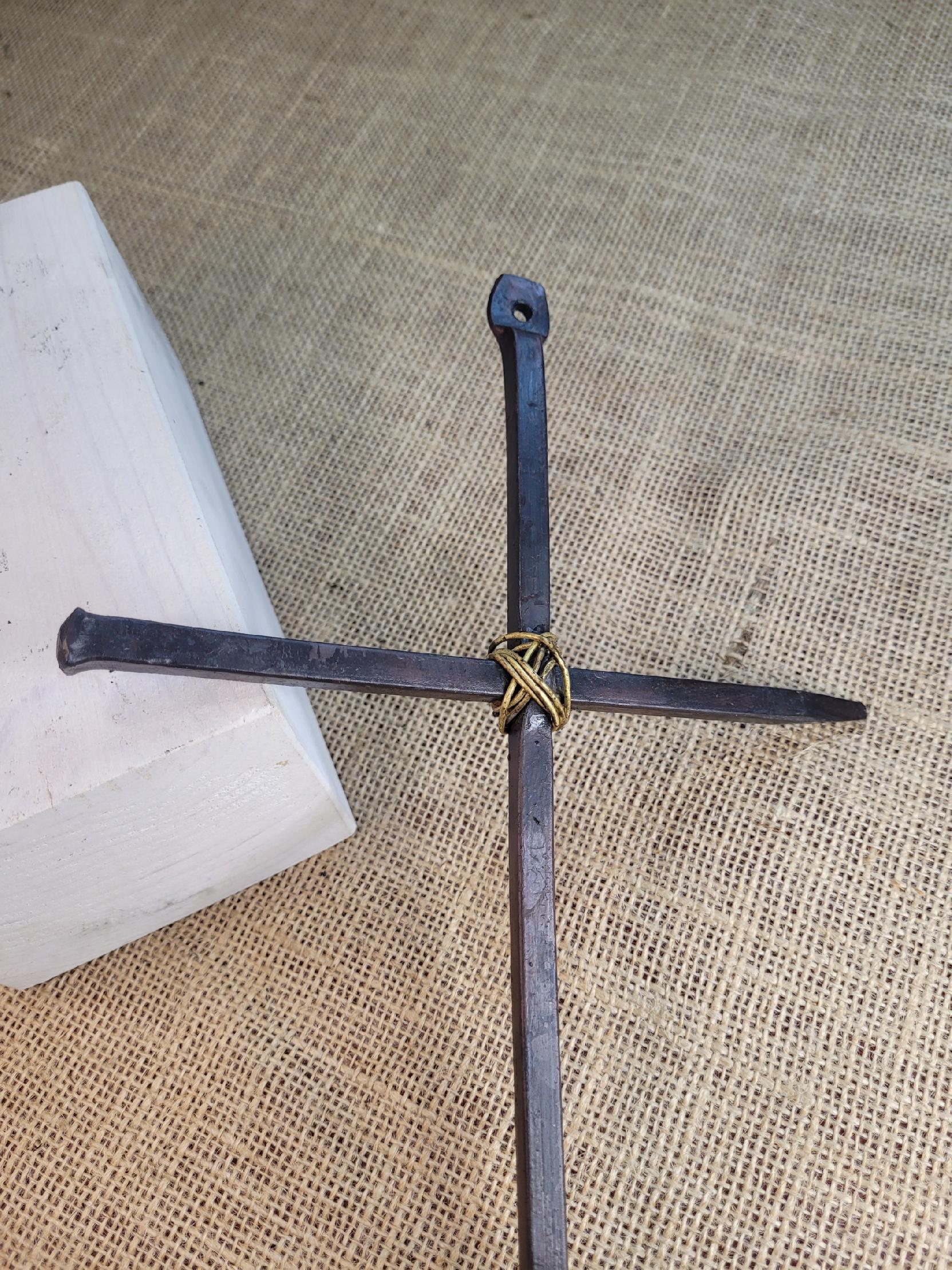 Stalowy kuty krzyż rustykalny z węzłem mosiężnym 30 cm