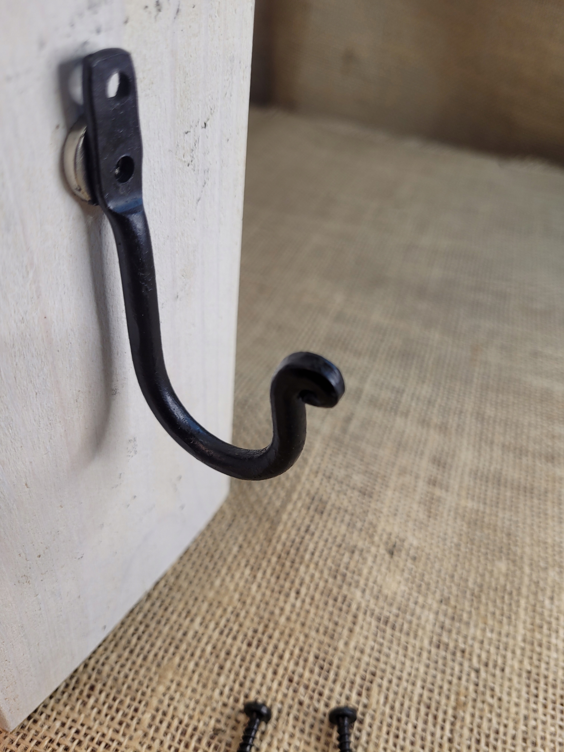 Wieszak na ubrania kuty seria Pchełka z wkrętami 25 mm