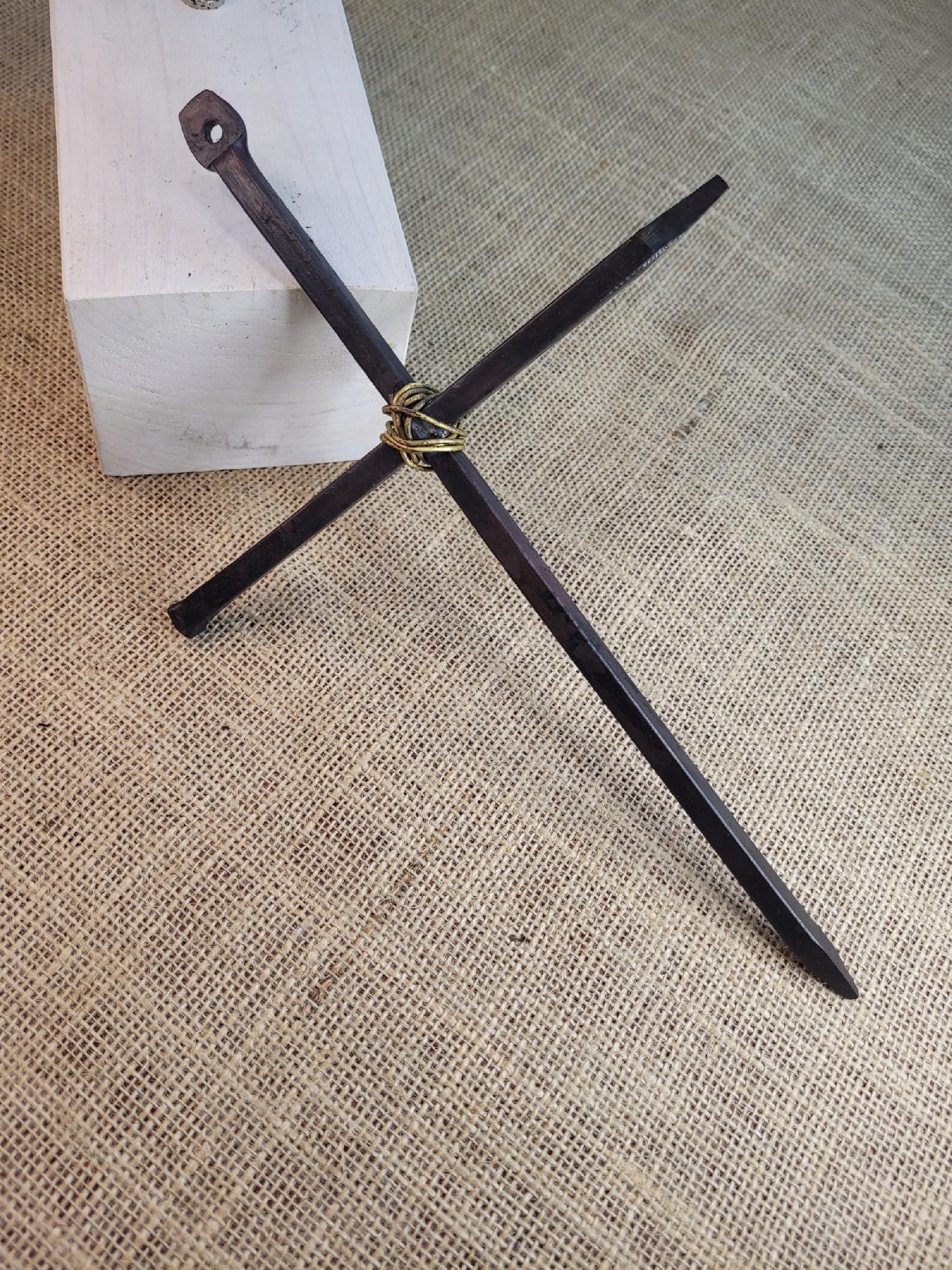 Stalowy kuty krzyż rustykalny z węzłem mosiężnym 30 cm