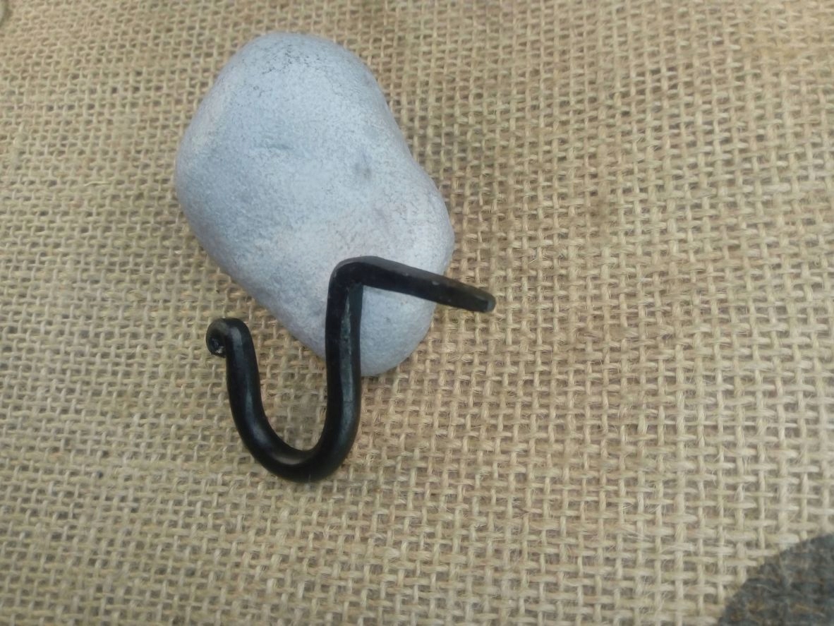 Wieszak na ubrania kuty wbijany