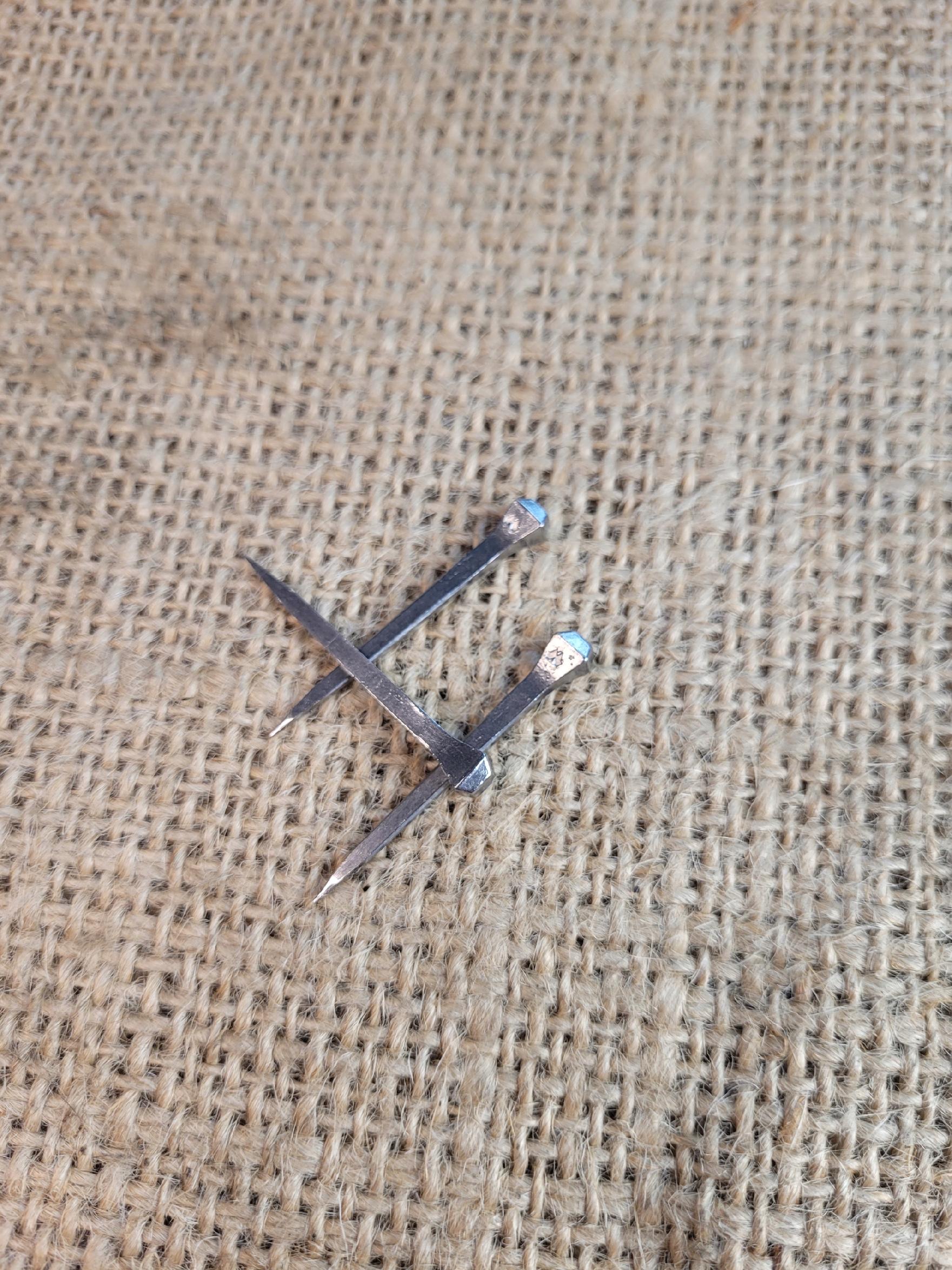 Kute gwoździe do wieszaków na klucze itp 10 sztuk mniejsze 41 mm surowe