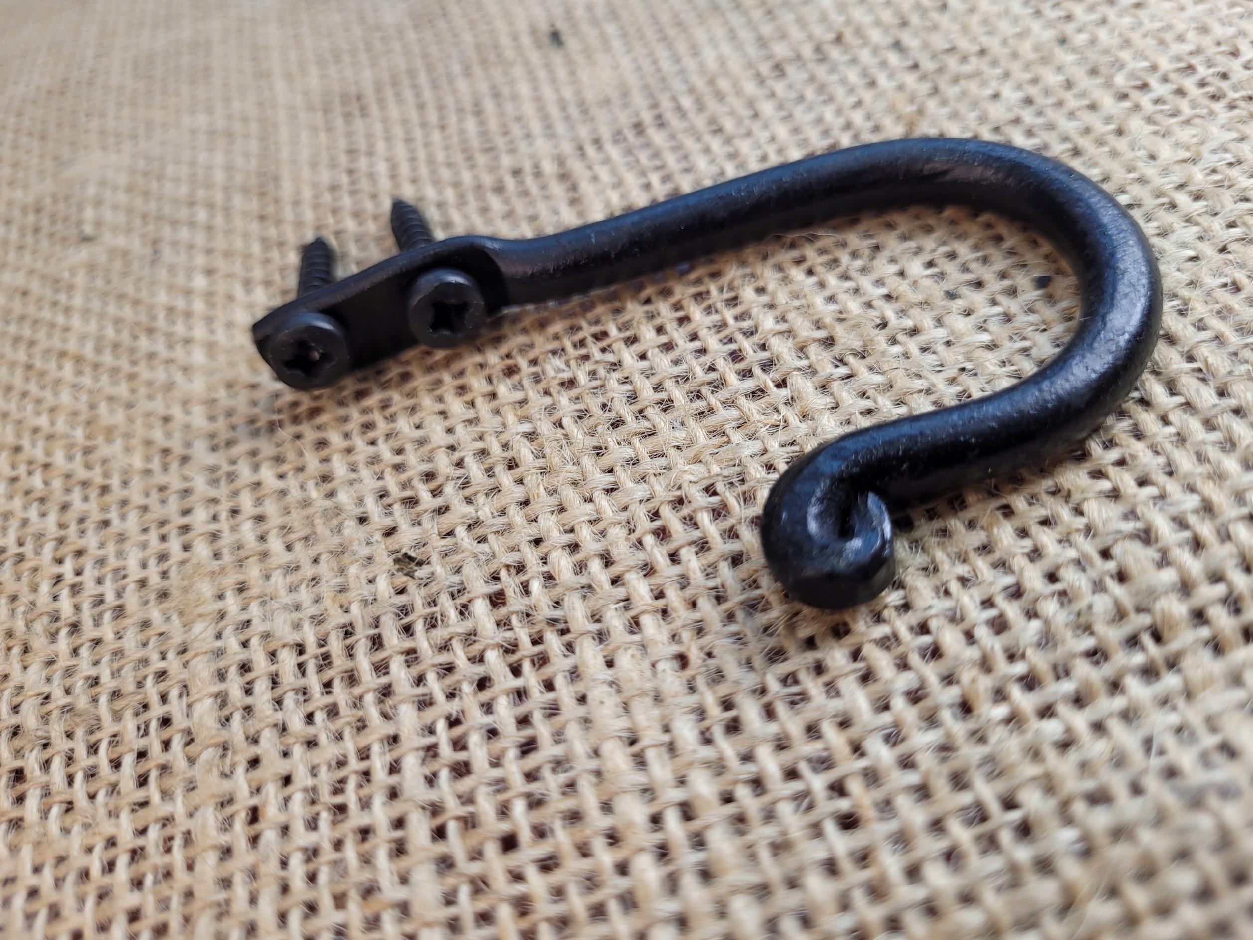 Wieszak na ubrania kuty seria Pchełka z wkrętami 25 mm