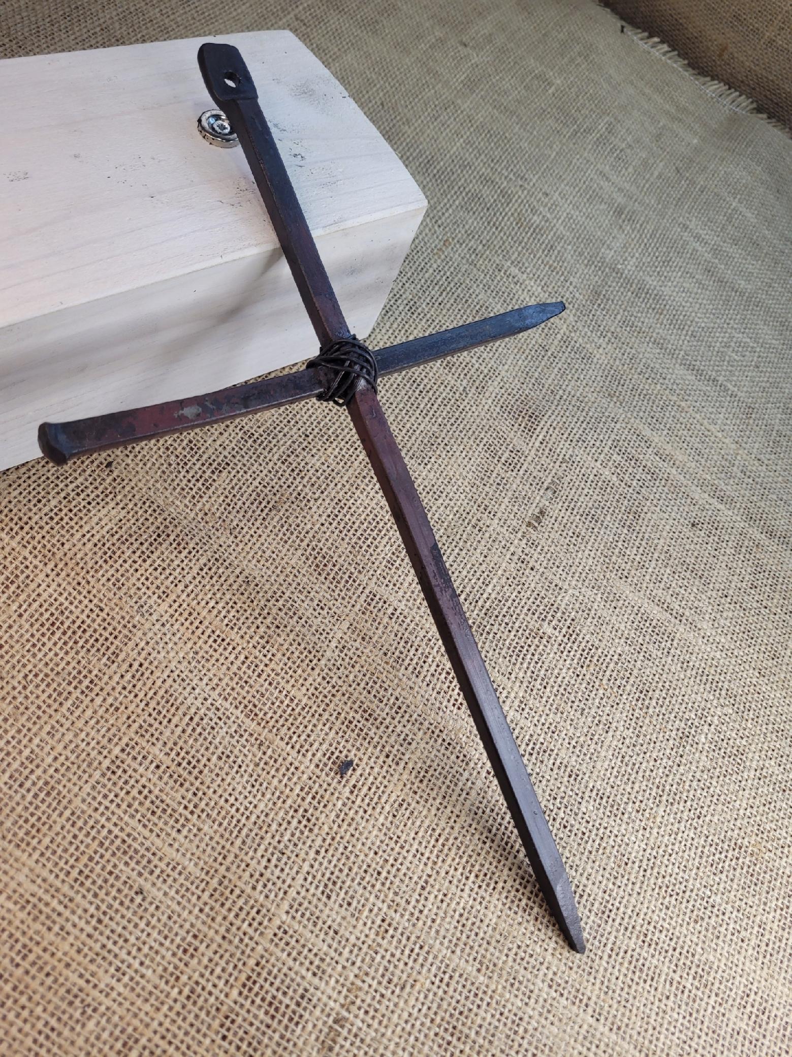 Stalowy kuty krzyż rustykalny z węzłem stalowym 30 cm