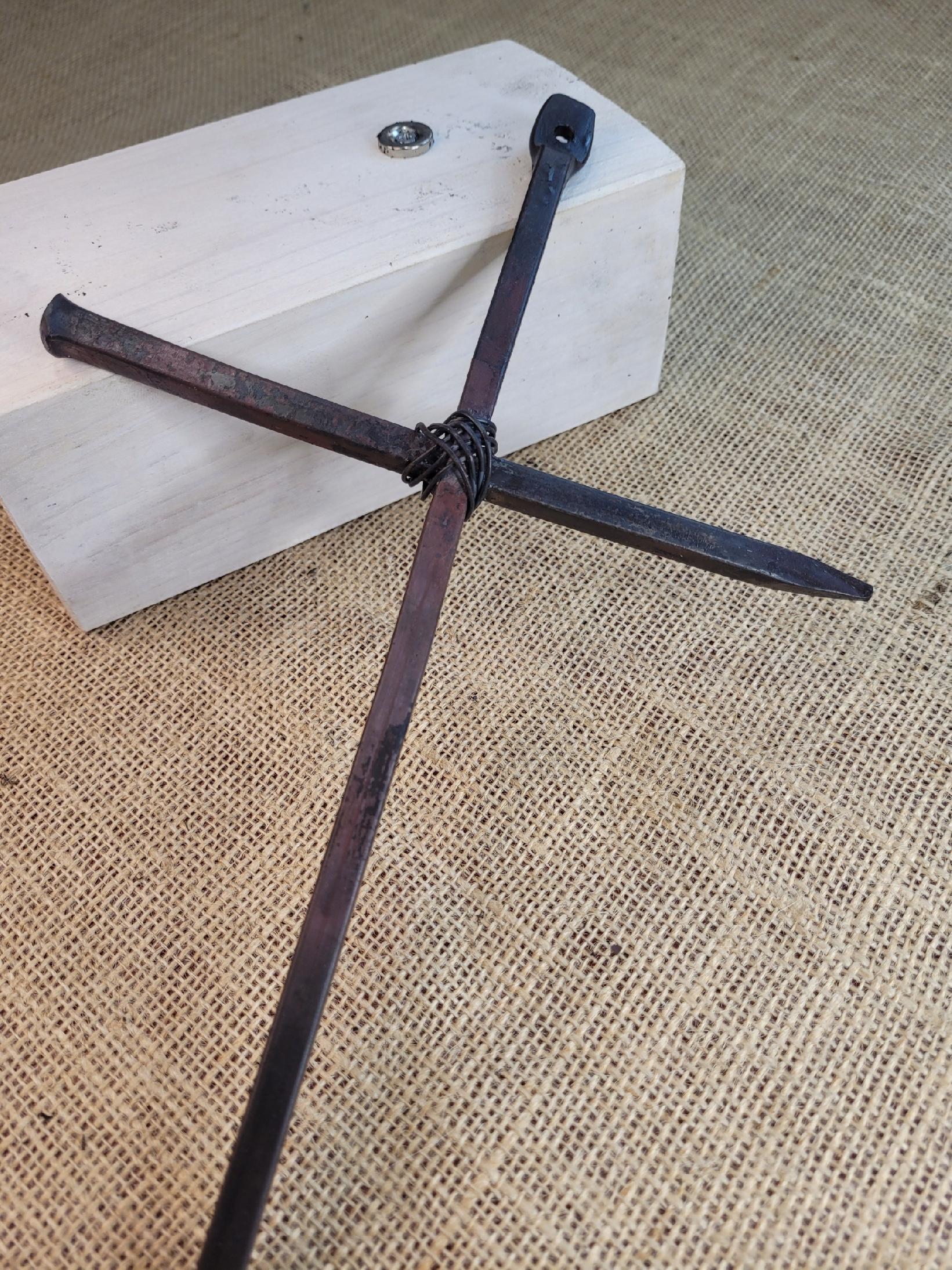 Stalowy kuty krzyż rustykalny z węzłem stalowym 30 cm