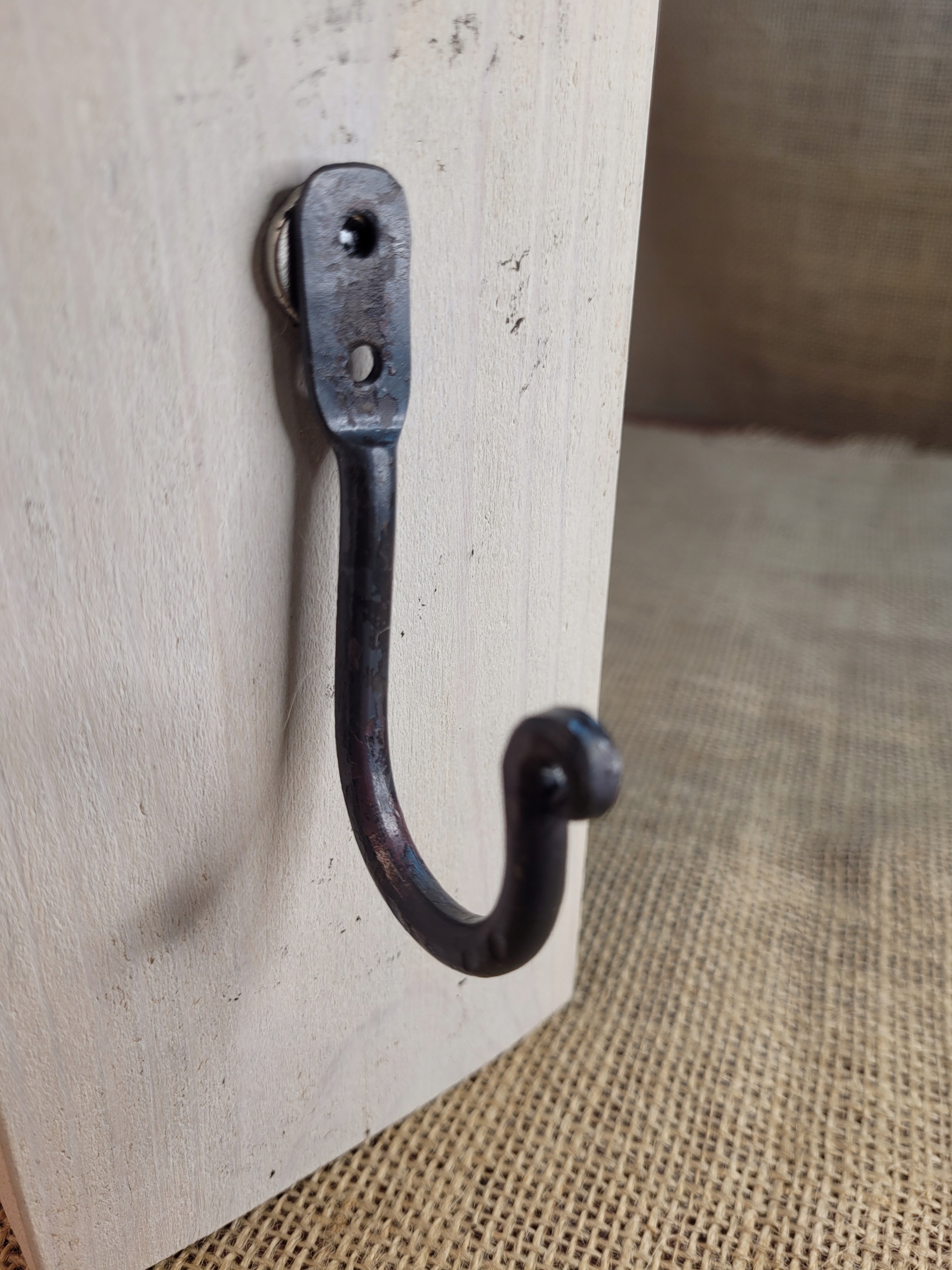 Wieszak na ubrania kuty seria Pchełka surowa