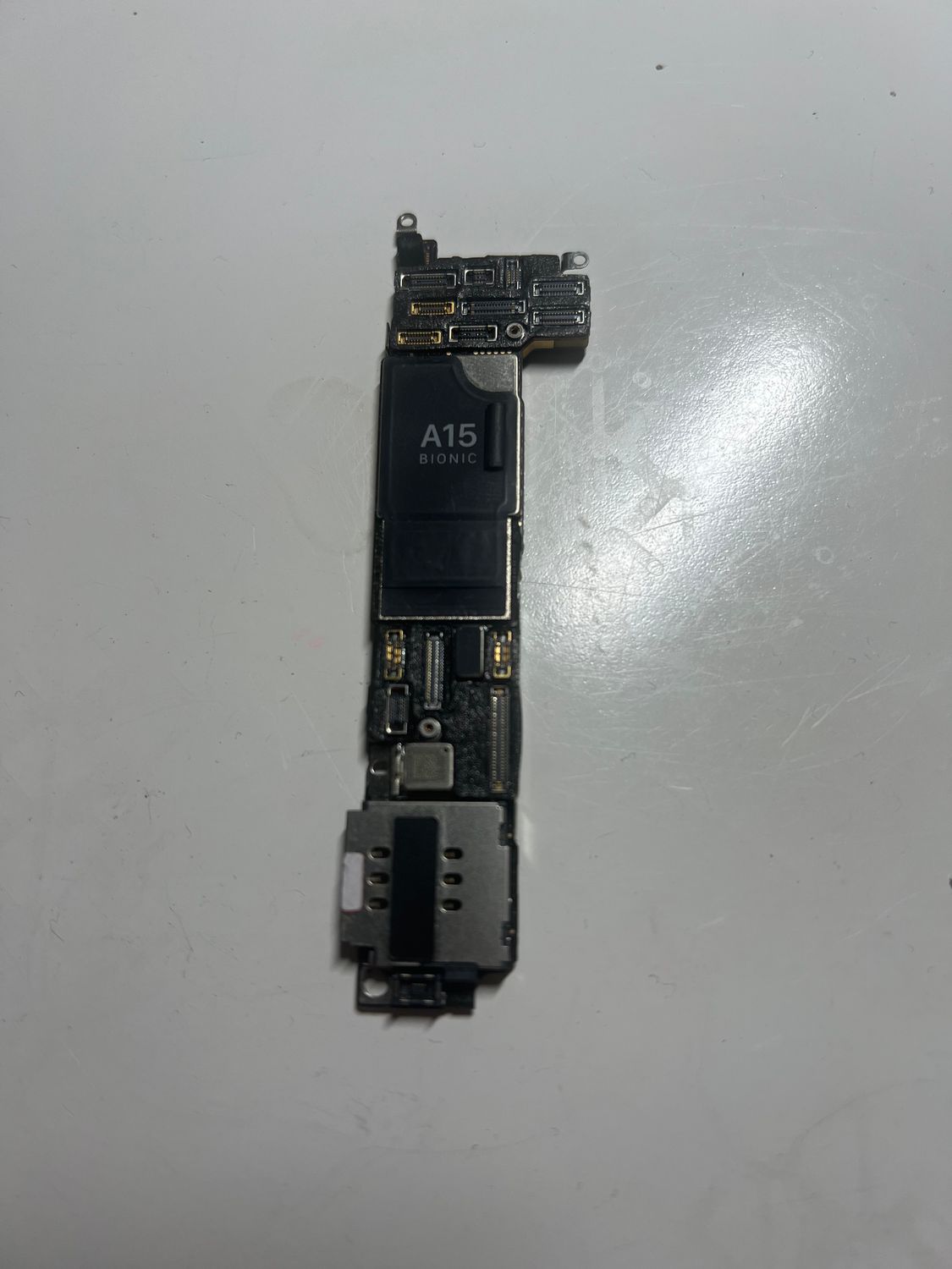 iPhone 13 mini płyta główna resetuje się