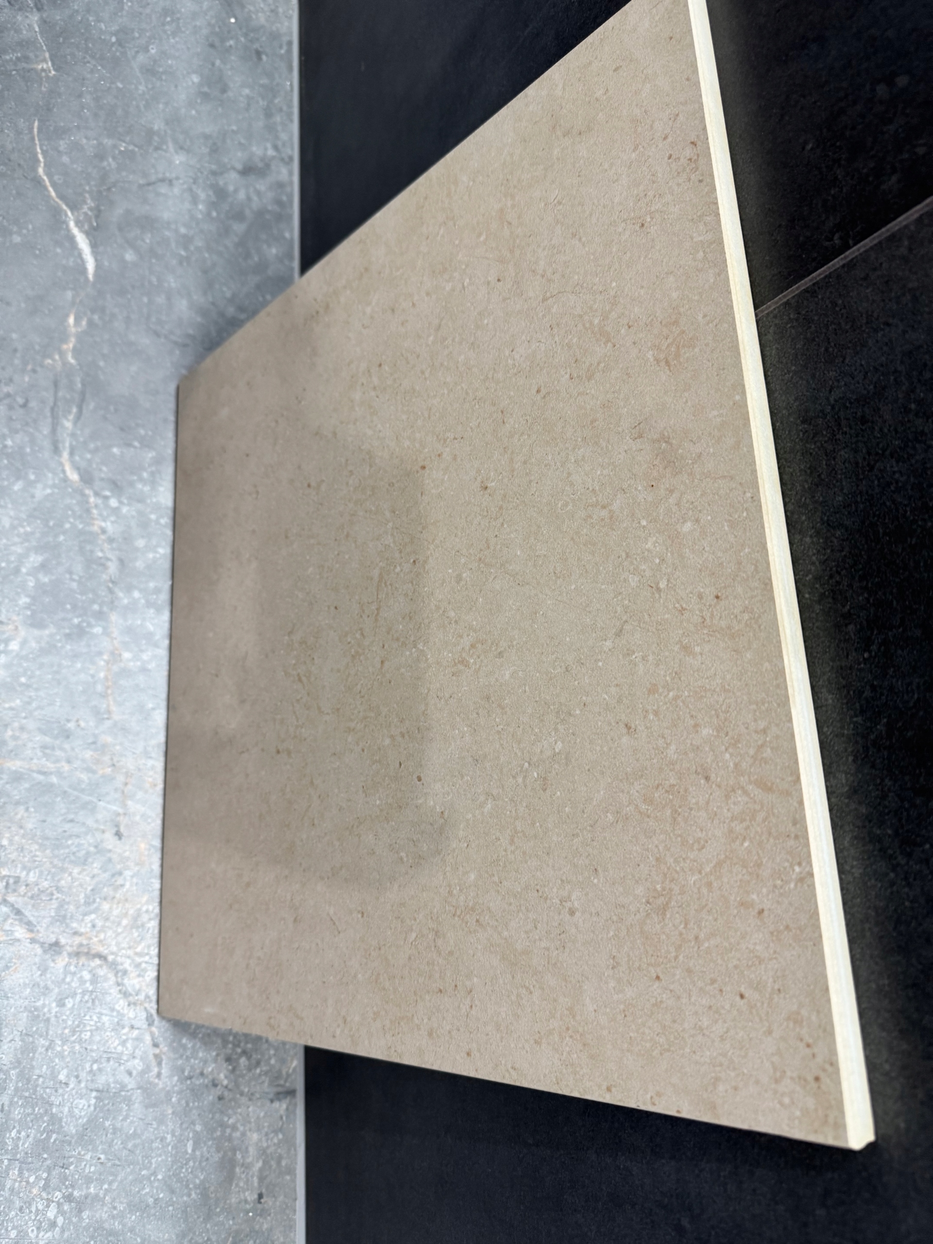 Gruba płytka gresowa przemysłowa 45x45 cm, grubość 14 mm