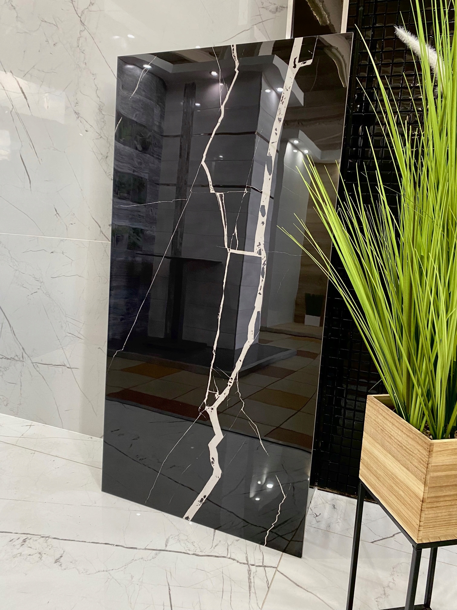 Czarna płytka gresowa polerowana z jasnymi żyłami marmuru, POŁYSK -gat. I