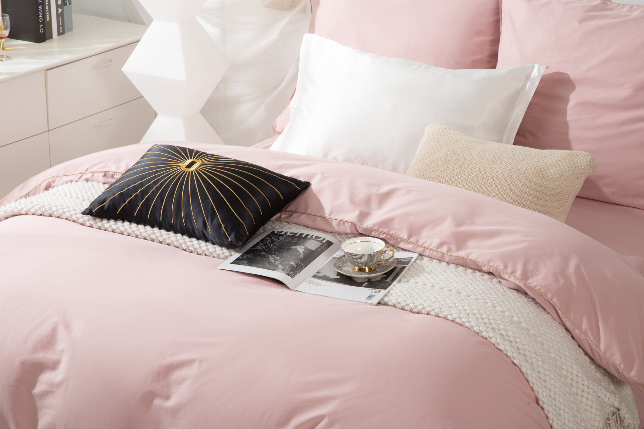 Pudrowa Pościel z  Satyny ze Złotą Lamówką 220x200 view 2