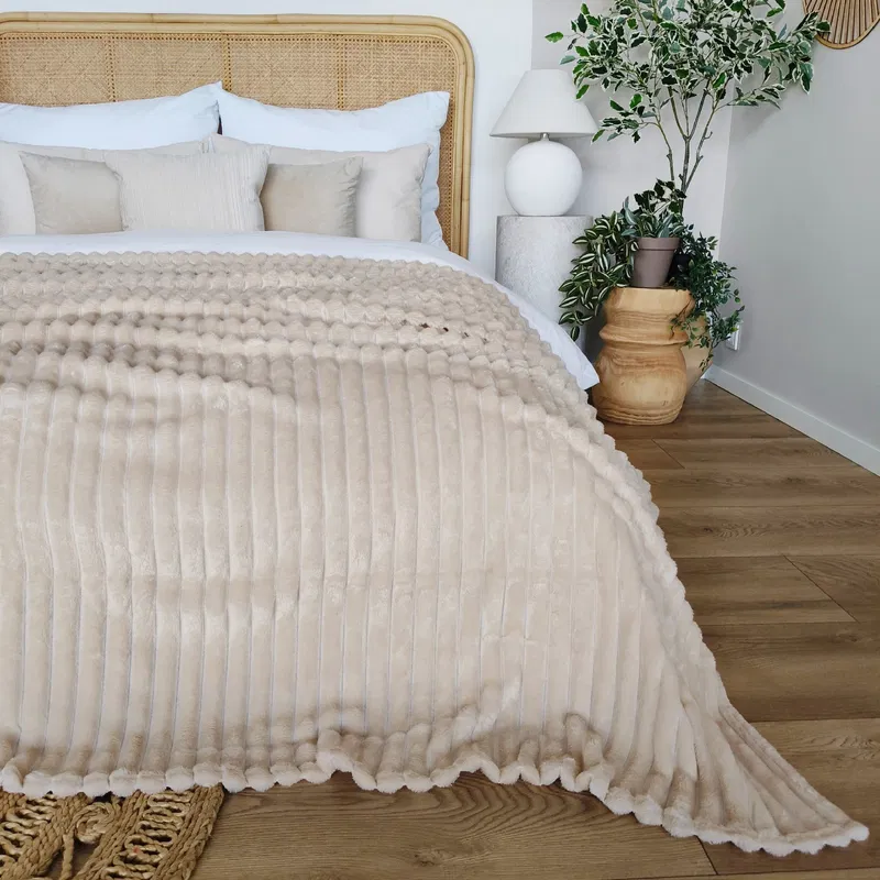 Koc 150x220 Wytłaczany Pluszowy Gruby Futrzak Włochacz Puszysty Kremowy view 3