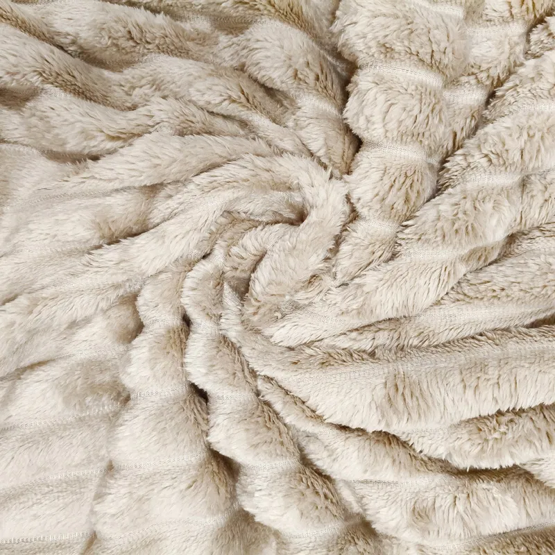 Koc 150x220 Wytłaczany Pluszowy Gruby Futrzak Włochacz Puszysty Kremowy view 4