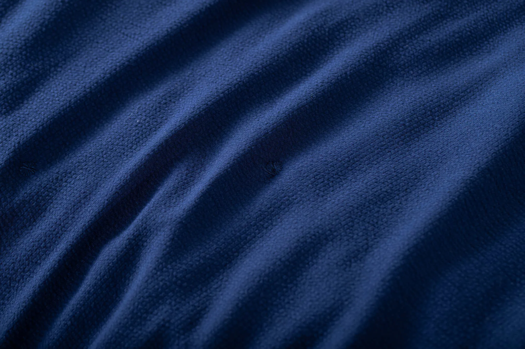 NARZUTA FAKTUROWANA Z HAFTEM KROPEK 200/220 SZAFIROWA view 2