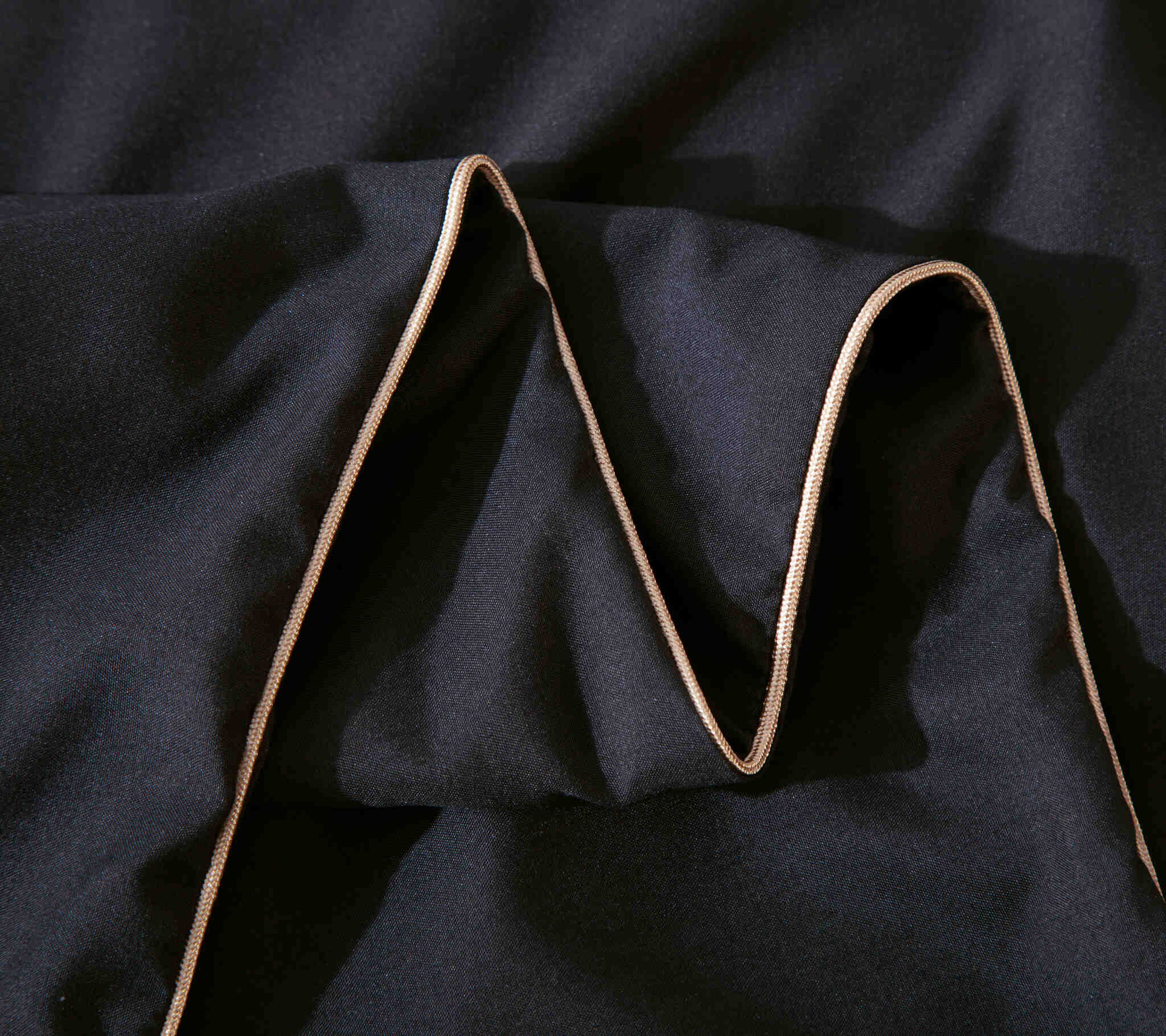 Czarna Pościel z  Satyny ze Złotą Lamówką 160x 200 view 2