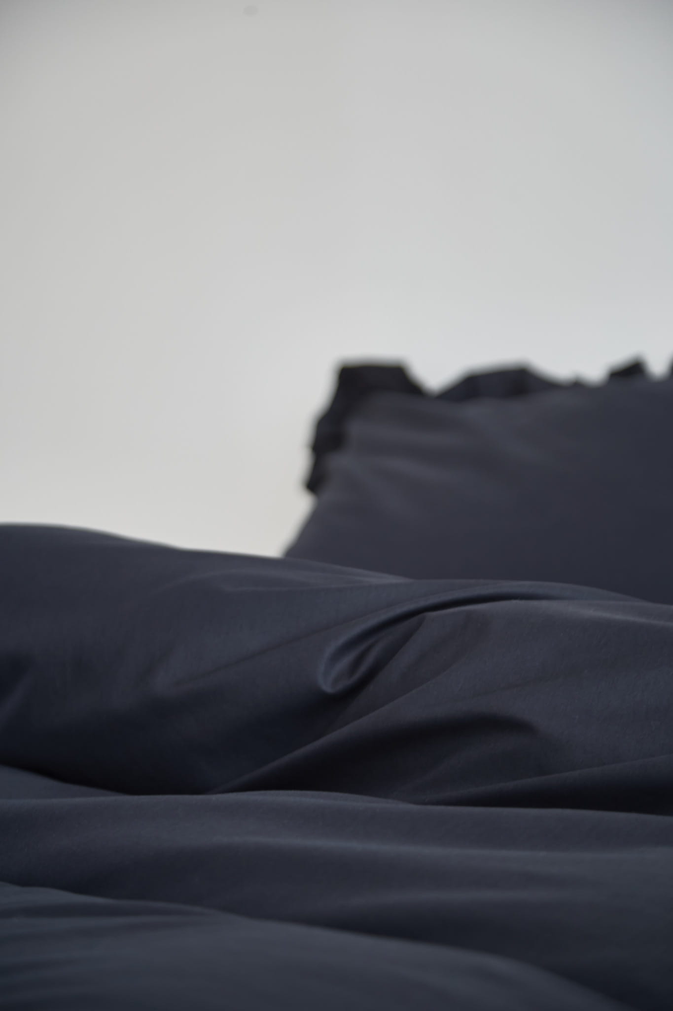 Czarna Pościel Satytnowa z Falbanką 220x200 view 3