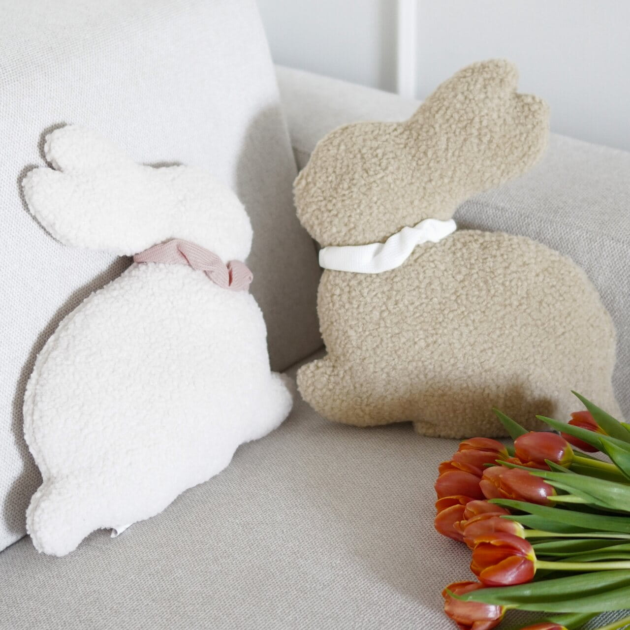 Beżowa Świąteczna Poduszka Królik z Bukli 37x37 Easter Bunny view 2