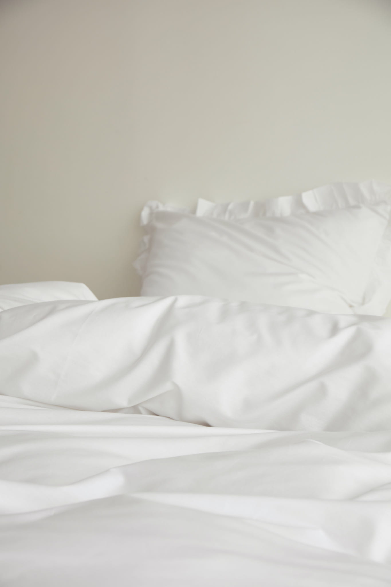 Biała Pościel Satytnowa z Falbanką 220x200