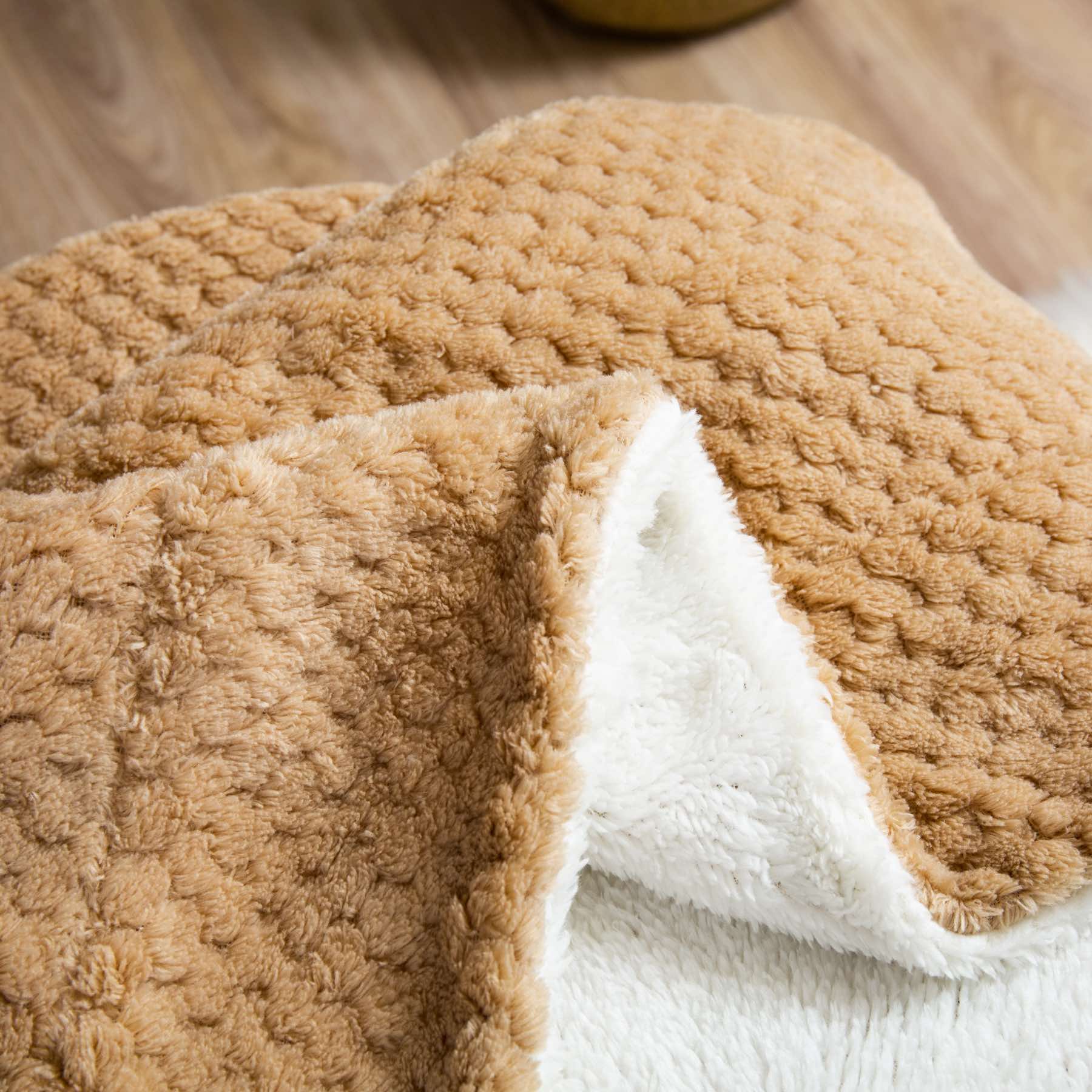 Beżowy Koc Z Mikrofibry Baranek 150x200 Sherpa view 4