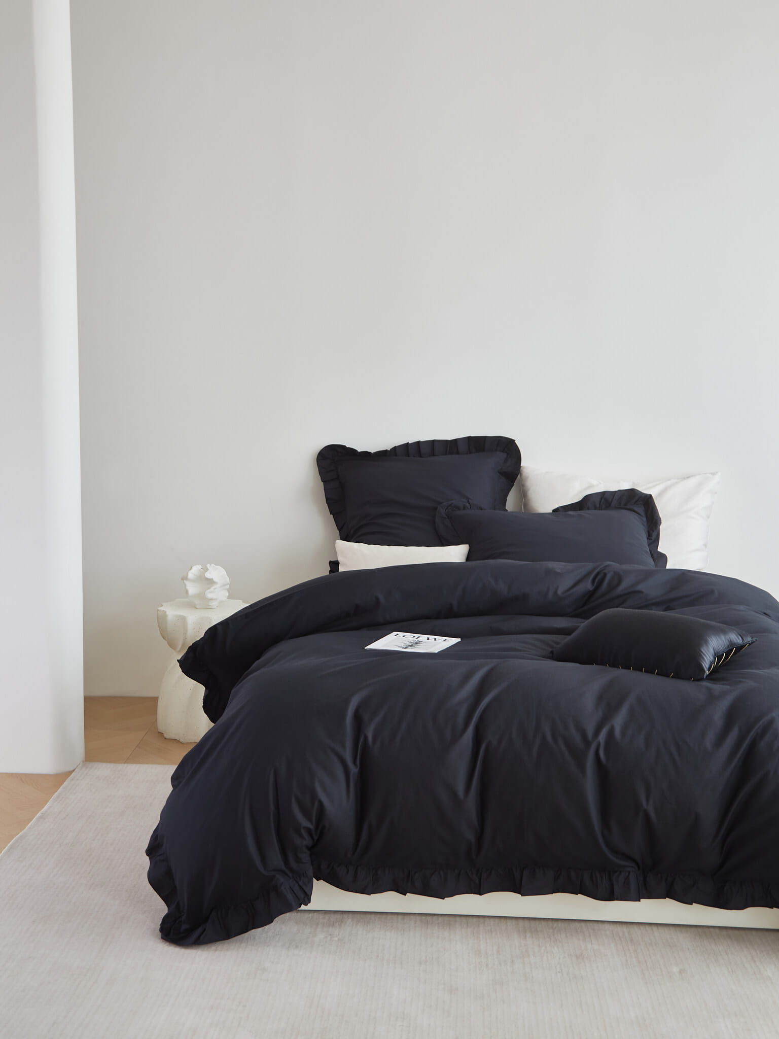 Czarna Pościel Satytnowa z Falbanką 220x200 view 2